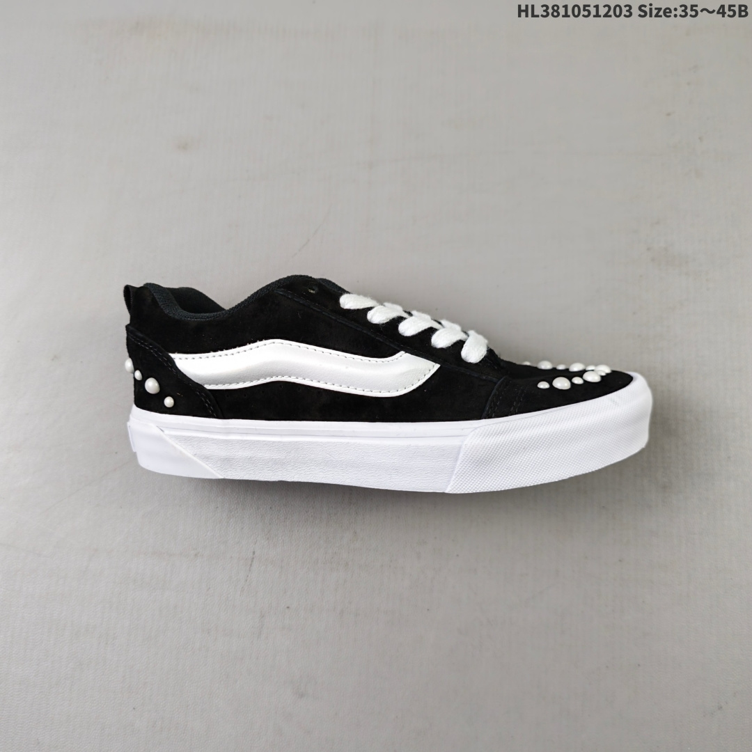 💰105 
万斯Vans Knu Skool 经典舒适 支撑 低帮 板鞋 男女同款 黑白我真的要被这个鞋迷住啦‼️‼️
珍珠铆钉+经典黑白这双Vans简直把甜酷风焊在脚上了黑白拼色的经典，被珍珠铆钉点亮
是少女的甜，也是街头的酷麂皮质感很高级，细节里都是质感搭配牛仔裤，是随性自在的日常配小裙子，又多了几分甜酷反差一双鞋，把风格玩出两种味道
货号：VN000E9XBLA
颜色：vans面包黑珍珠
尺码：35 36 36.5 37 38 38.5 39 40 40.5 41 42 42.5 43 44 45HL381051203 Size:35～45B