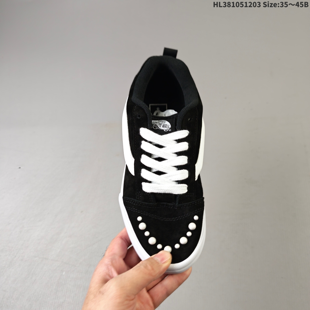 💰105
万斯Vans Knu Skool 经典舒适 支撑 低帮 板鞋 男女同款 黑白我真的要被这个鞋迷住啦‼️‼️
珍珠铆钉+经典黑白这双Vans简直把甜酷风焊在脚上了黑白拼色的经典,被珍珠铆钉点亮
是少女的甜,也是街头的酷麂皮质感很高级,细节里都是质感搭配牛仔裤,是随性自在的日常配小裙子,又多了几分甜酷反差一双鞋,把风格玩出两种味道
货号:VN000E9XBLA
颜色:vans面包黑珍珠
尺码:35 36 36.5 37 38 38.5 39 40 40.5 41 42 42.5 43 44 45HL381051203 Size:35~45B