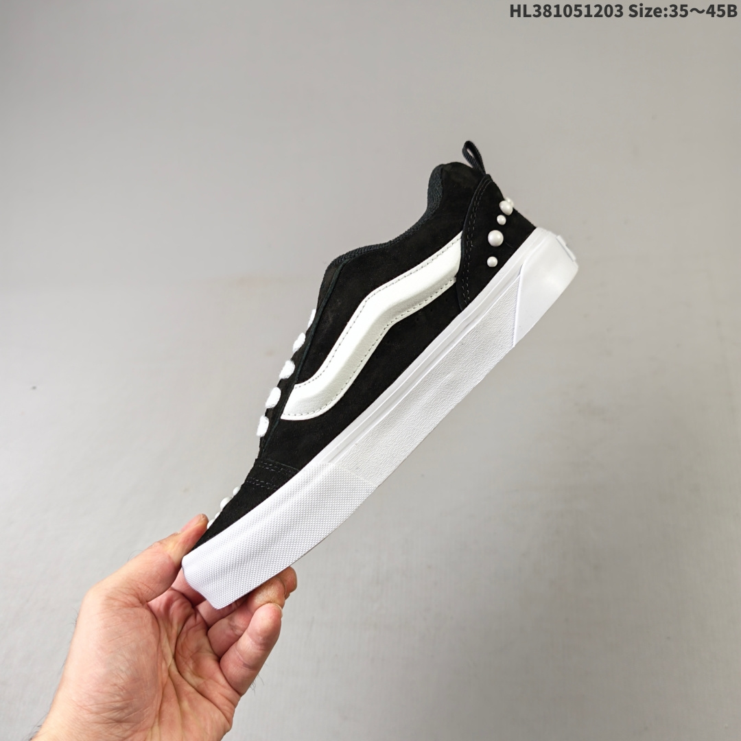 💰105
万斯Vans Knu Skool 经典舒适 支撑 低帮 板鞋 男女同款 黑白我真的要被这个鞋迷住啦‼️‼️
珍珠铆钉+经典黑白这双Vans简直把甜酷风焊在脚上了黑白拼色的经典,被珍珠铆钉点亮
是少女的甜,也是街头的酷麂皮质感很高级,细节里都是质感搭配牛仔裤,是随性自在的日常配小裙子,又多了几分甜酷反差一双鞋,把风格玩出两种味道
货号:VN000E9XBLA
颜色:vans面包黑珍珠
尺码:35 36 36.5 37 38 38.5 39 40 40.5 41 42 42.5 43 44 45HL381051203 Size:35~45B