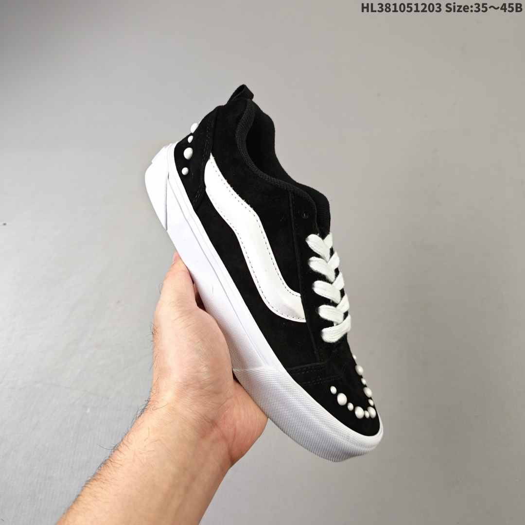 💰105
万斯Vans Knu Skool 经典舒适 支撑 低帮 板鞋 男女同款 黑白我真的要被这个鞋迷住啦‼️‼️
珍珠铆钉+经典黑白这双Vans简直把甜酷风焊在脚上了黑白拼色的经典,被珍珠铆钉点亮
是少女的甜,也是街头的酷麂皮质感很高级,细节里都是质感搭配牛仔裤,是随性自在的日常配小裙子,又多了几分甜酷反差一双鞋,把风格玩出两种味道
货号:VN000E9XBLA
颜色:vans面包黑珍珠
尺码:35 36 36.5 37 38 38.5 39 40 40.5 41 42 42.5 43 44 45HL381051203 Size:35~45B