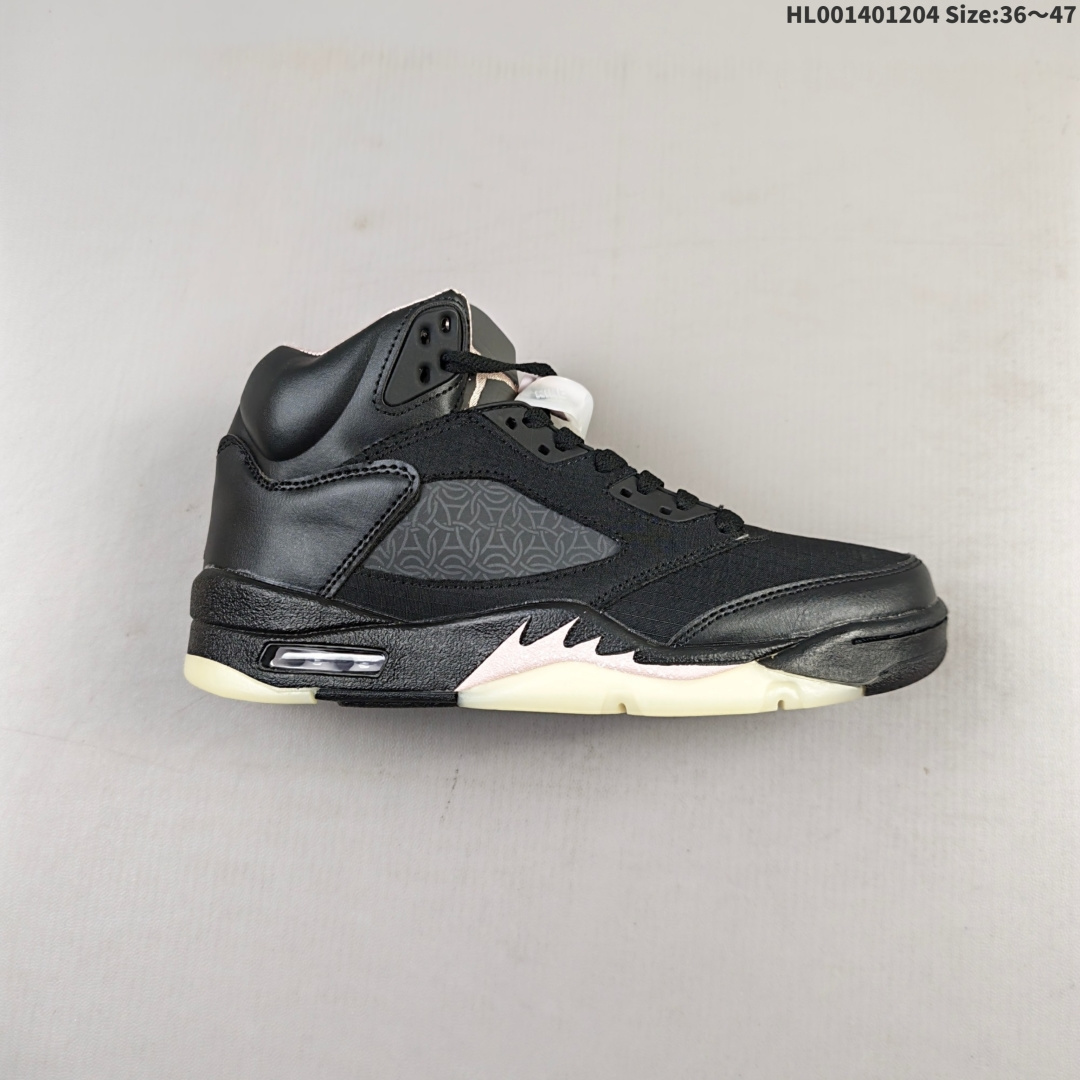 PSG x Air Jordan 5 Retro "Off Nior" 高帮 巴黎圣日耳曼 联名黑粉 AJ5 乔丹5代 aj5 乔5 高邦 黑粉 乔丹篮球鞋系列 鞋身整体采用黑色防撕裂面料打造,搭配鞋头、后跟深黑皮革框架覆盖层,而巴黎圣日耳曼的元素则体现在带有定制图案覆盖层的侧网面上,鞋领处缝有巴黎圣日耳曼专属标签,鞋舌内侧还印有"ICIC’EST PARIS"字样,致敬俱乐部的标志性口号;鞋舌部分依旧保留3M反光示人,并且带有粉色Jumpman Logo点缀;鞋垫上为大巴黎主场的剪影照片,点缀着粉色斑点的鲨鱼齿设计为黑色中底增添了对比亮点.鞋后跟处,缝制的Jumpzman Logo标志取代了通常的巴黎圣日耳曼队徽,增添了微妙的巴黎风情;中底可视化透明Air Max气垫,鞋底使用黑色中底搭配乳白色水晶大底呈现,水晶大底下印有巨大黑色Jumpmman Logo,为整个鞋款设计收尾. 货号:HQ3004-001(2025版) HL001401204