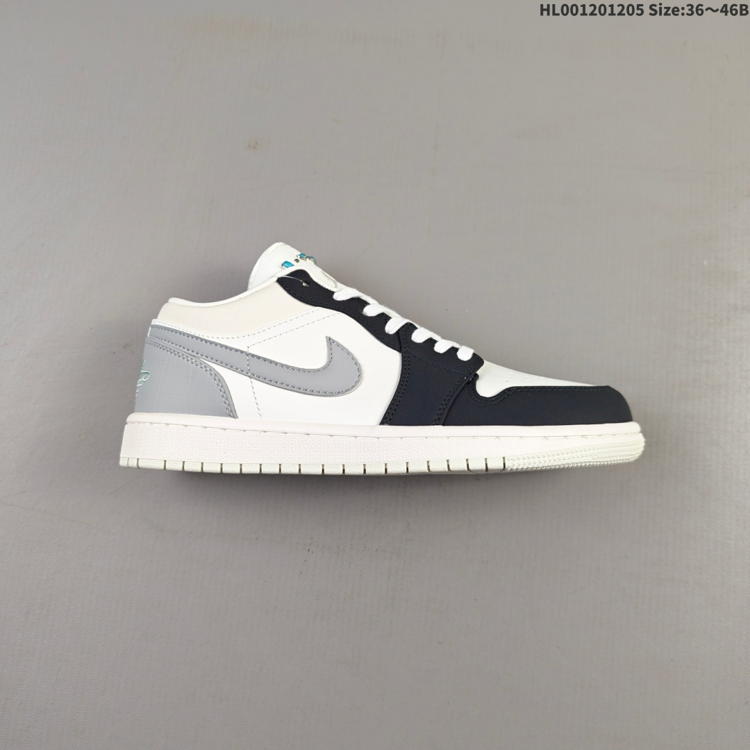 头层带半码 Air Jordan 1 Low "Soft Pearl" 低帮 白灰黑 AJ1 乔丹1代 aj1 乔1 低邦 白灰黑 乔丹篮球鞋系列 鞋身整体采用柔和的米白色皮革打造,搭配黑色覆层,后跟处和鞋口处鳄鱼压纹质感,散发出低调而清新的气息;鞋身两侧Swoosh Logo及后部采用灰色点缀,为鞋款增添了奢华感 鞋子的内衬也换成了柔软的皮革,此外,鞋舌上镶嵌着绿松石般的铆钉,仿佛有些许摇滚的味道,Jumpman LLogo以奶白色刺绣呈现,后跟经典的Wings Logos标志则采用了同色调处理,奶白色的加入使鞋款尽显优雅格调;最后以奶白色的中底搭配同色橡胶外底完善整体设计收尾. 货号:IO2242-101 HL001201205 B