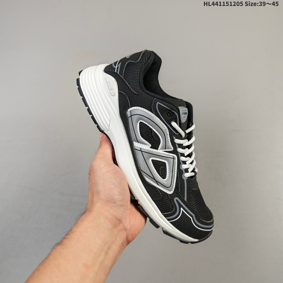 💰115 ✅Dior迪奥B30网眼织物厚底系带休闲低帮运动鞋男女同款老爹鞋 这款 B30 Countdown 低帮运动鞋已成为 Dior 别具一格的经典新品,时尚而富有运动风范。采用煤灰色网眼织物精心制作,搭配黑色、蓝色和迪奥灰科技面料,饰以反光 CD30 标志提升格调,富有美感。鞋舌和鞋跟处饰以银色调 Dior B30 和 CD30 标志。轻盈的纹理效果橡胶鞋底饰以众多特色细节,内部弹力饰带打造理想的舒适穿着体验。可与各式休闲单品搭配,打造精致造型。 ID:HL441151205 Size:39~45