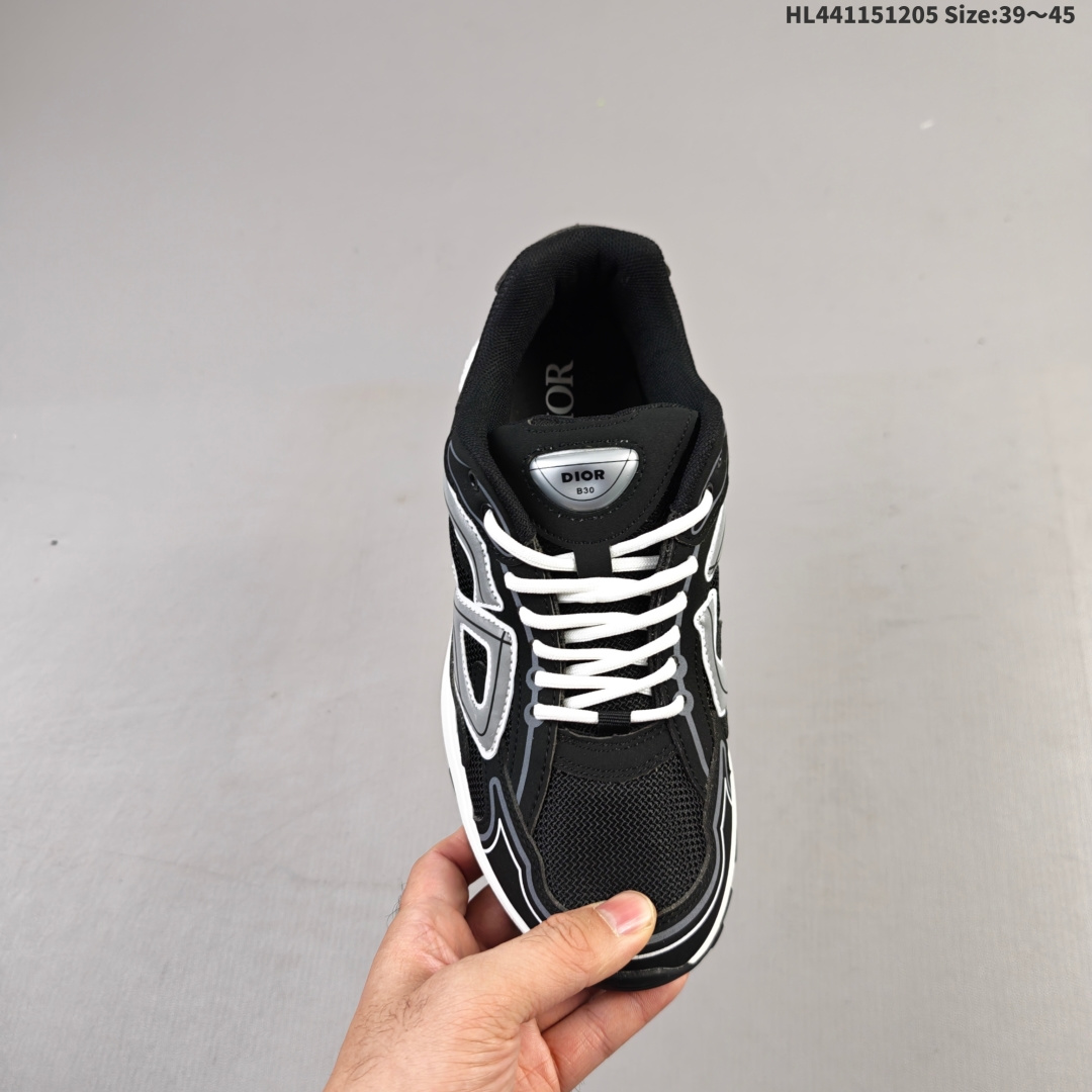💰115 ✅Dior迪奥B30网眼织物厚底系带休闲低帮运动鞋男女同款老爹鞋 这款 B30 Countdown 低帮运动鞋已成为 Dior 别具一格的经典新品,时尚而富有运动风范。采用煤灰色网眼织物精心制作,搭配黑色、蓝色和迪奥灰科技面料,饰以反光 CD30 标志提升格调,富有美感。鞋舌和鞋跟处饰以银色调 Dior B30 和 CD30 标志。轻盈的纹理效果橡胶鞋底饰以众多特色细节,内部弹力饰带打造理想的舒适穿着体验。可与各式休闲单品搭配,打造精致造型。 ID:HL441151205 Size:39~45