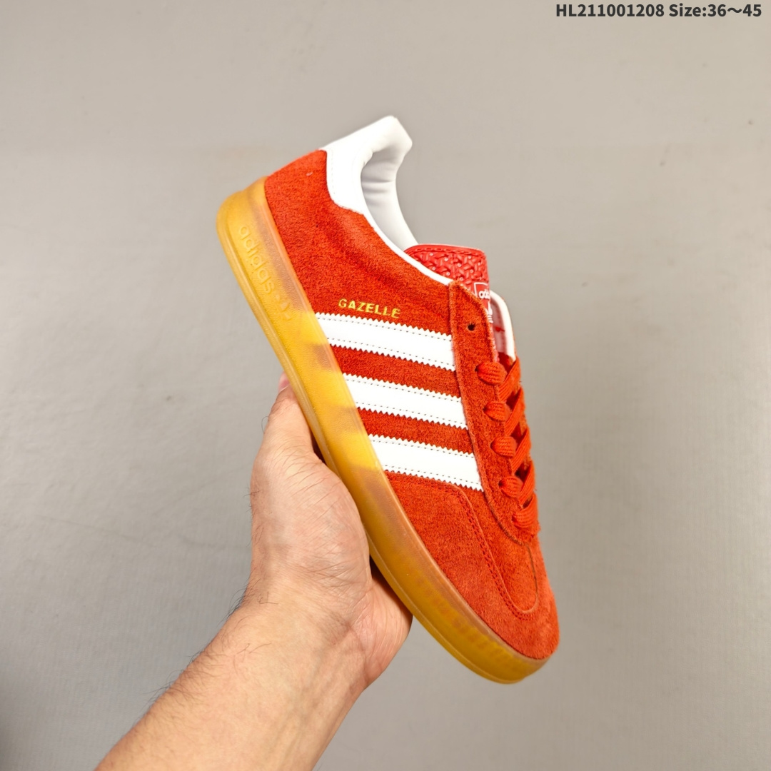 集合 阿迪达斯 Adidas Originals Gazelle Indoor 复古三叶草防滑透明橡胶板鞋经典运动鞋 这款经典鞋,忠于原版设计,缀撞色三条纹和鞋跟饰片.采用翻毛皮皮革鞋面,穿着舒适,搭配生胶外底,风格复古.用不同材料制作这款修长复古的从1970年代开始就很受欢迎的网球鞋. Gazelle Indoor拥有包边更宽的T字型鞋头,Gazelle开始将皮革材质引入训练鞋设计之中,从而减轻了运动员双脚的负担.当年这一改动也是为了更好的保护运动员的前掌,以及Gucci x Adidas Gazelle 系列就是以该鞋型为蓝本打造. 货号:HQ8718 2⁄3 371⁄3 38 382⁄3 391⁄3 40 402⁄3 411⁄3 42 422⁄3 431⁄3 44 45 编码,HL211001208