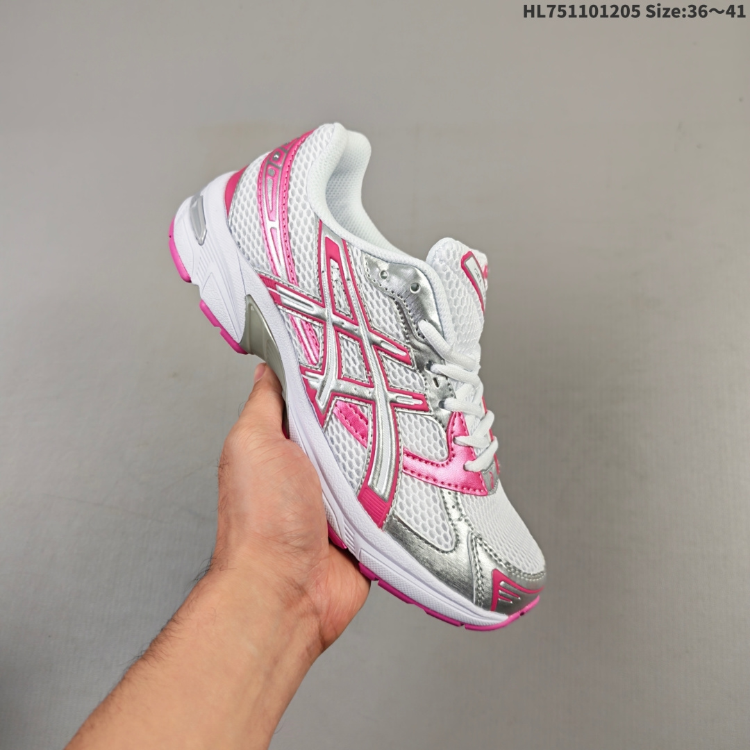 集合一💰110 亚瑟士Asics Gel-1130舒适运动防滑耐磨低帮休闲跑步鞋在透气和防滑方面也是很出色有前掌透气网布加上鞋底x型纹路增强了透气性和地面抓地力跑起来也能感受到减震回弹的反馈是一双很不错的户外跑鞋和百搭通勤鞋鞋子做工整个鞋身黑色搭配银色线条 Y2k的机能户外风十足后脚跟不会磨脚鞋舌比较薄不压脚整体采用皮革和合成革的拼接鞋底橡胶大底后掌有些许气垫缓震 货号：1202A164 编码：HL751101205