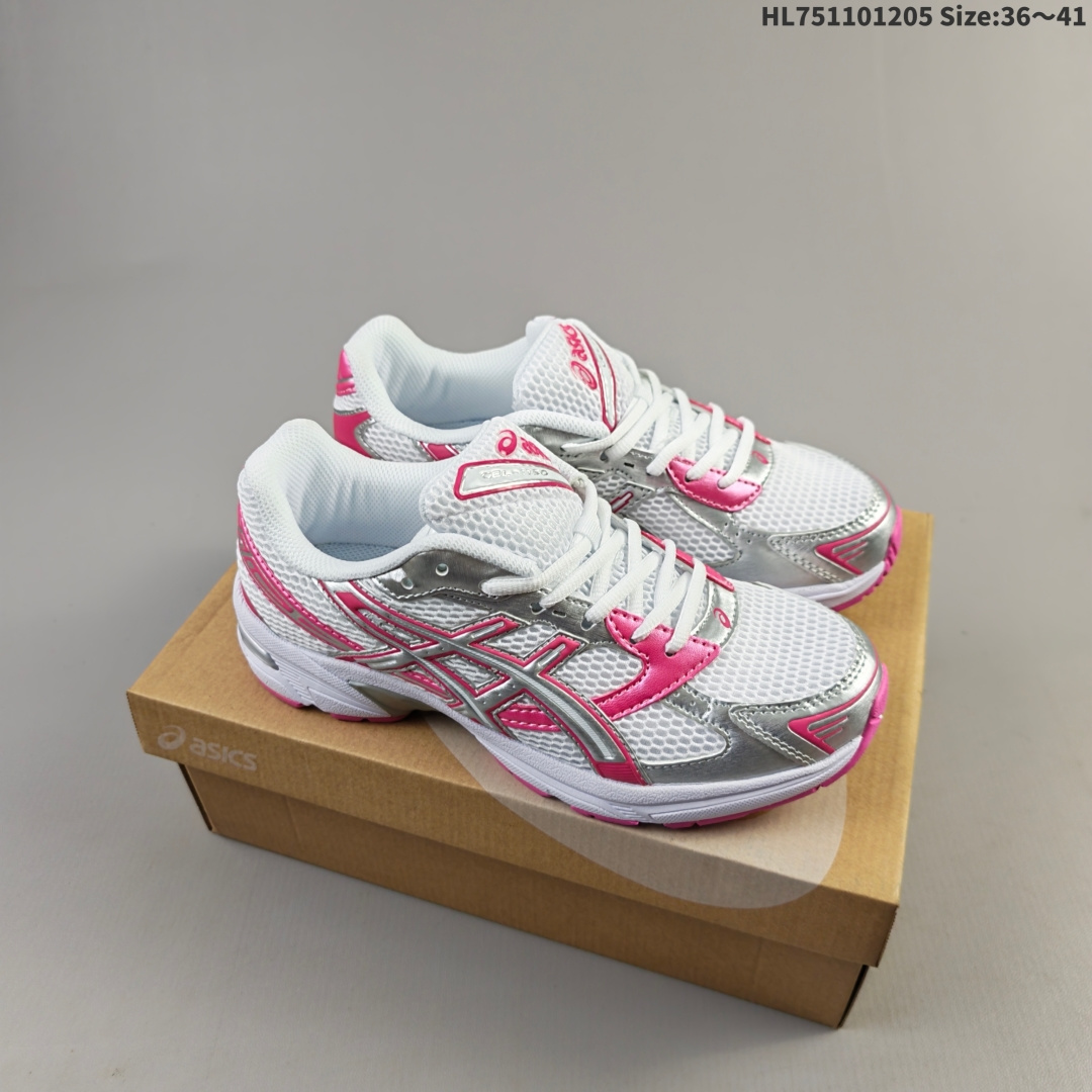 集合一 亚瑟士Asics Gel-1130舒适运动防滑耐磨低帮休闲跑步鞋在透气和防滑方面也是很出色有前掌透气网布加上鞋底x型纹路增强了透气性和地面抓地力跑起来也能感受到减震回弹的反馈是一双很不错的户外跑鞋和百搭通勤鞋鞋子做工整个鞋身黑色搭配银色线条 Y2k的机能户外风十足后脚跟不会磨脚鞋舌比较薄不压脚整体采用皮革和合成革的拼接鞋底橡胶大底后掌有些许气垫缓震 货号:1202A164 编码:HL751101205