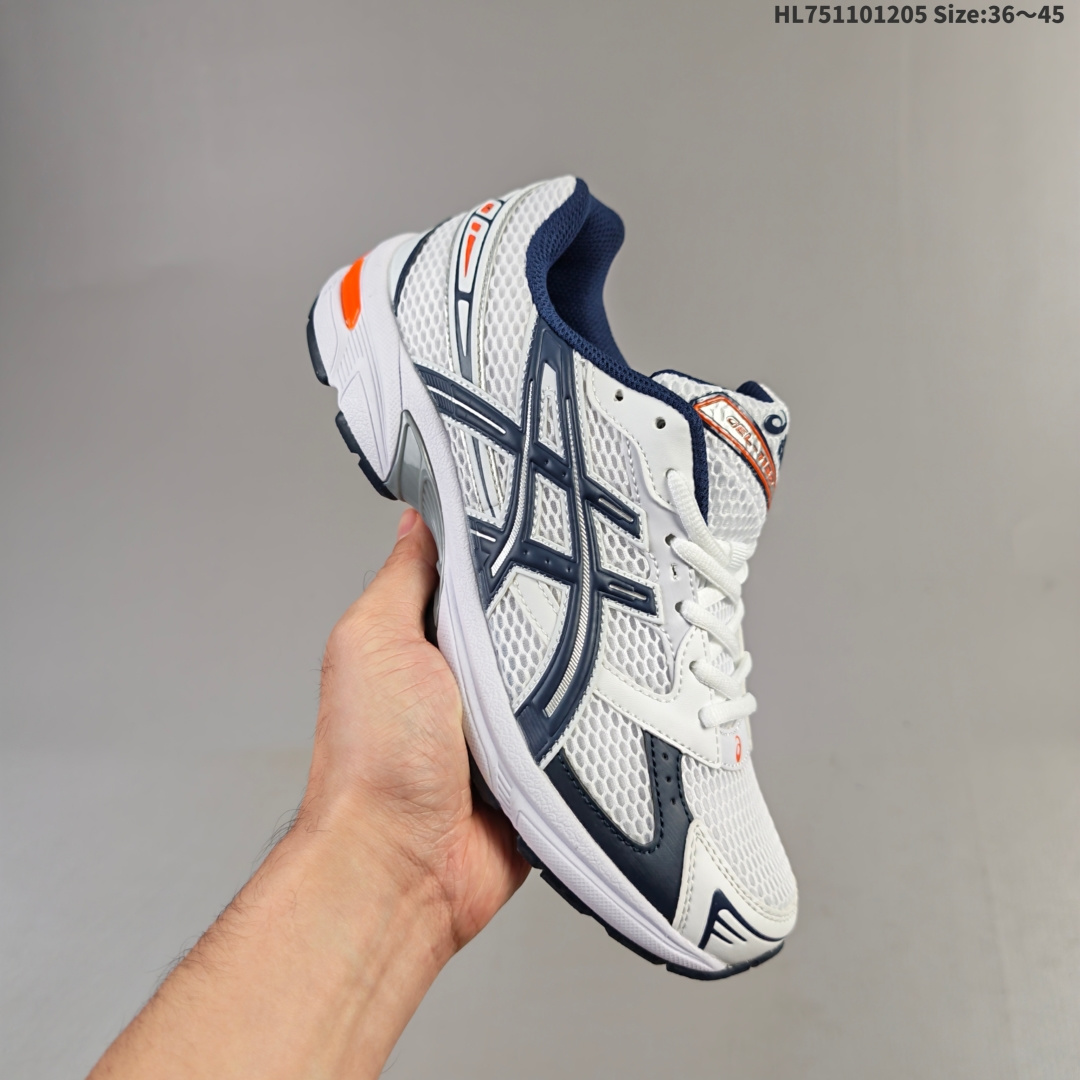 集合二 亚瑟士Asics Gel-1130舒适运动防滑耐磨低帮休闲跑步鞋在透气和防滑方面也是很出色有前掌透气网布加上鞋底x型纹路增强了透气性和地面抓地力跑起来也能感受到减震回弹的反馈是一双很不错的户外跑鞋和百搭通勤鞋鞋子做工整个鞋身黑色搭配银色线条 Y2k的机能户外风十足后脚跟不会磨脚鞋舌比较薄不压脚整体采用皮革和合成革的拼接鞋底橡胶大底后掌有些许气垫缓震 货号:1202A164 编码:HL751101205