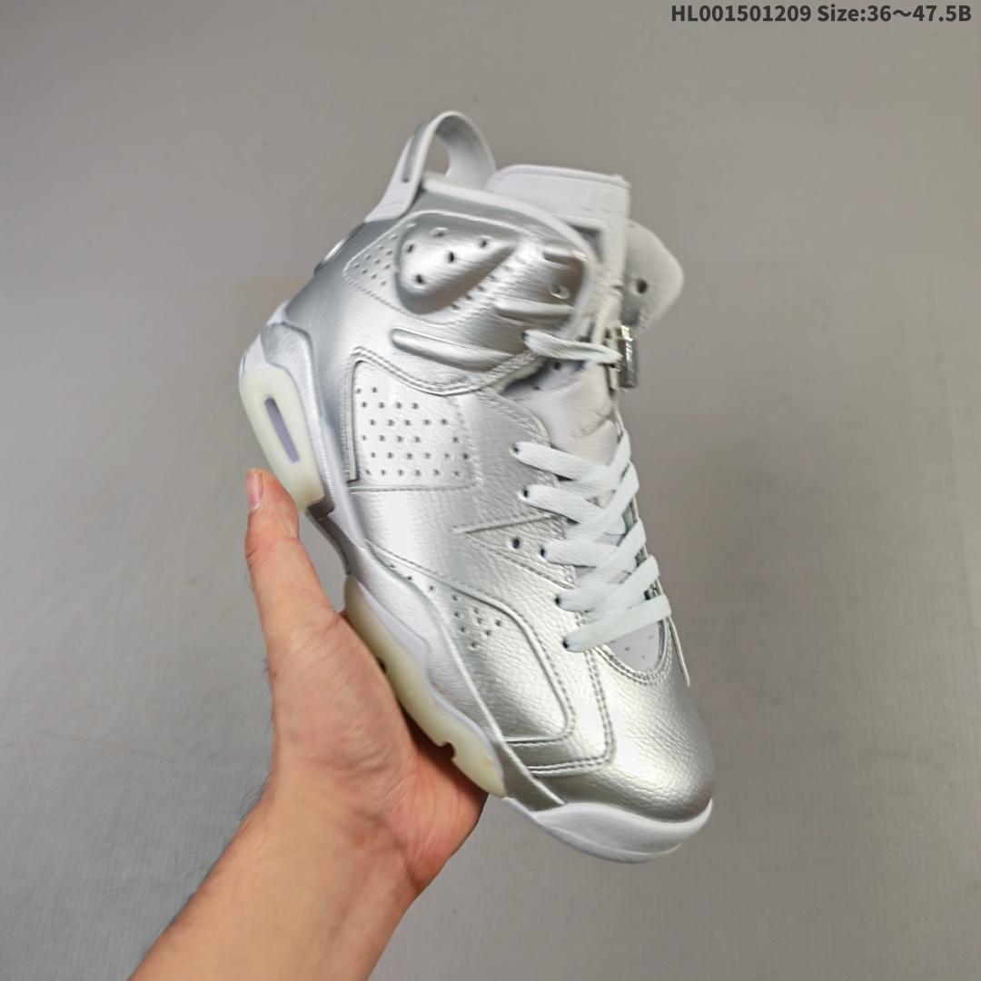💰220
真标带半码
PSG x Air Jordan 6 Retro "Silver Metallic" 高帮 巴黎圣日耳曼 金属银 AJ6 乔丹6代 aj6 乔6 高邦 联名液态银 乔丹篮球鞋系列 采用甲壳式鞋身的设计，线条十分简洁明快，精巧的造型强化了鞋身的包裏性，鞋舌上创新性添加了的两个方洞，鞋舌上Jumpman Logo采用灰色刺绣呈现，值得一提的是，鞋跟处原本的Jumpman Logo标识被替换为巴黎圣日耳曼专属的埃菲尔铁塔徽章，以此象征飞人品牌与巴黎圣日耳曼在全球范围内深厚且富传奇色彩的合作纽带；鞋身下部则依旧延续了性能不俗的分离式Air Soleh气垫与乳白色半透明橡胶大底，鞋身整体以银色皮革打造，搭配银色皮革框架覆盖层，中底采用银色妆点，最后辅以乳白色透明水晶底及黑色Jumpman Logos进行收尾。
货号：IQ5135-001
尺码：36 36.5 37.5 38 38.5 40 40.5 41 42 42.5 43 44 44.5 45 46 47.5HL001501209 Size:36～47.5B