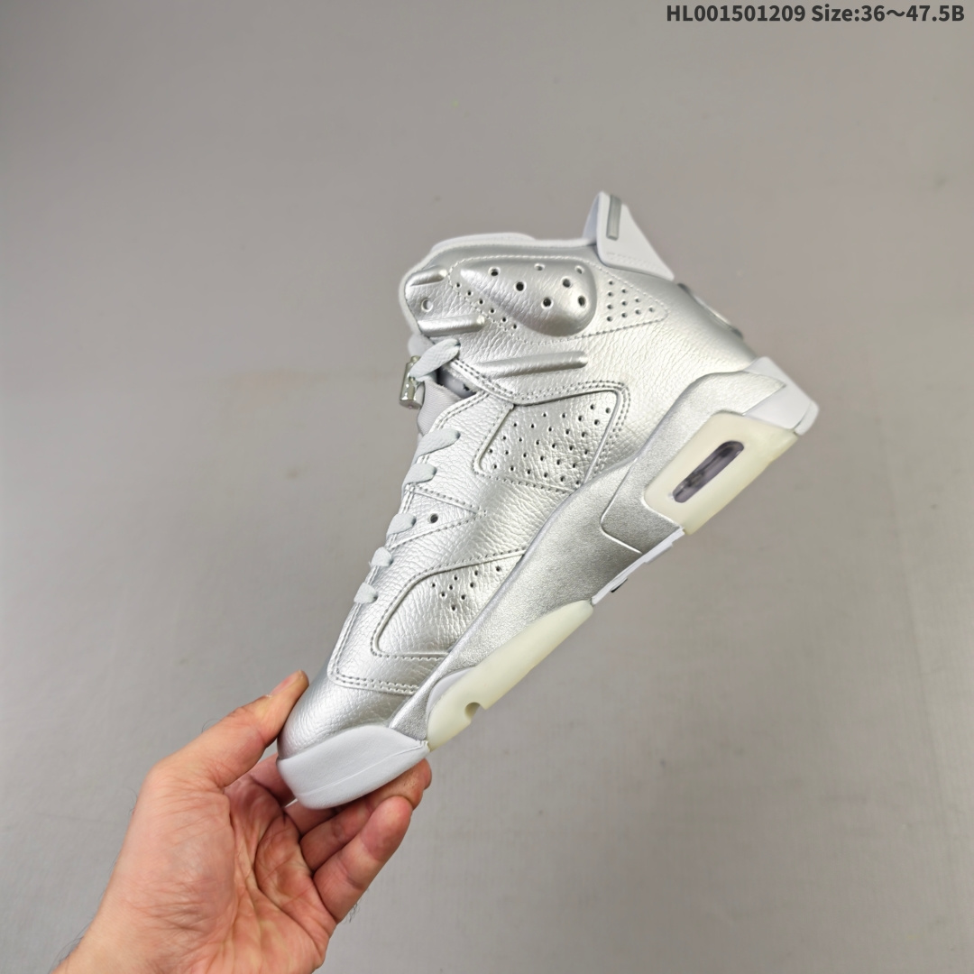 💰220
真标带半码
PSG x Air Jordan 6 Retro "Silver Metallic" 高帮 巴黎圣日耳曼 金属银 AJ6 乔丹6代 aj6 乔6 高邦 联名液态银 乔丹篮球鞋系列 采用甲壳式鞋身的设计，线条十分简洁明快，精巧的造型强化了鞋身的包裏性，鞋舌上创新性添加了的两个方洞，鞋舌上Jumpman Logo采用灰色刺绣呈现，值得一提的是，鞋跟处原本的Jumpman Logo标识被替换为巴黎圣日耳曼专属的埃菲尔铁塔徽章，以此象征飞人品牌与巴黎圣日耳曼在全球范围内深厚且富传奇色彩的合作纽带；鞋身下部则依旧延续了性能不俗的分离式Air Soleh气垫与乳白色半透明橡胶大底，鞋身整体以银色皮革打造，搭配银色皮革框架覆盖层，中底采用银色妆点，最后辅以乳白色透明水晶底及黑色Jumpman Logos进行收尾。
货号：IQ5135-001
尺码：36 36.5 37.5 38 38.5 40 40.5 41 42 42.5 43 44 44.5 45 46 47.5HL001501209 Size:36～47.5B