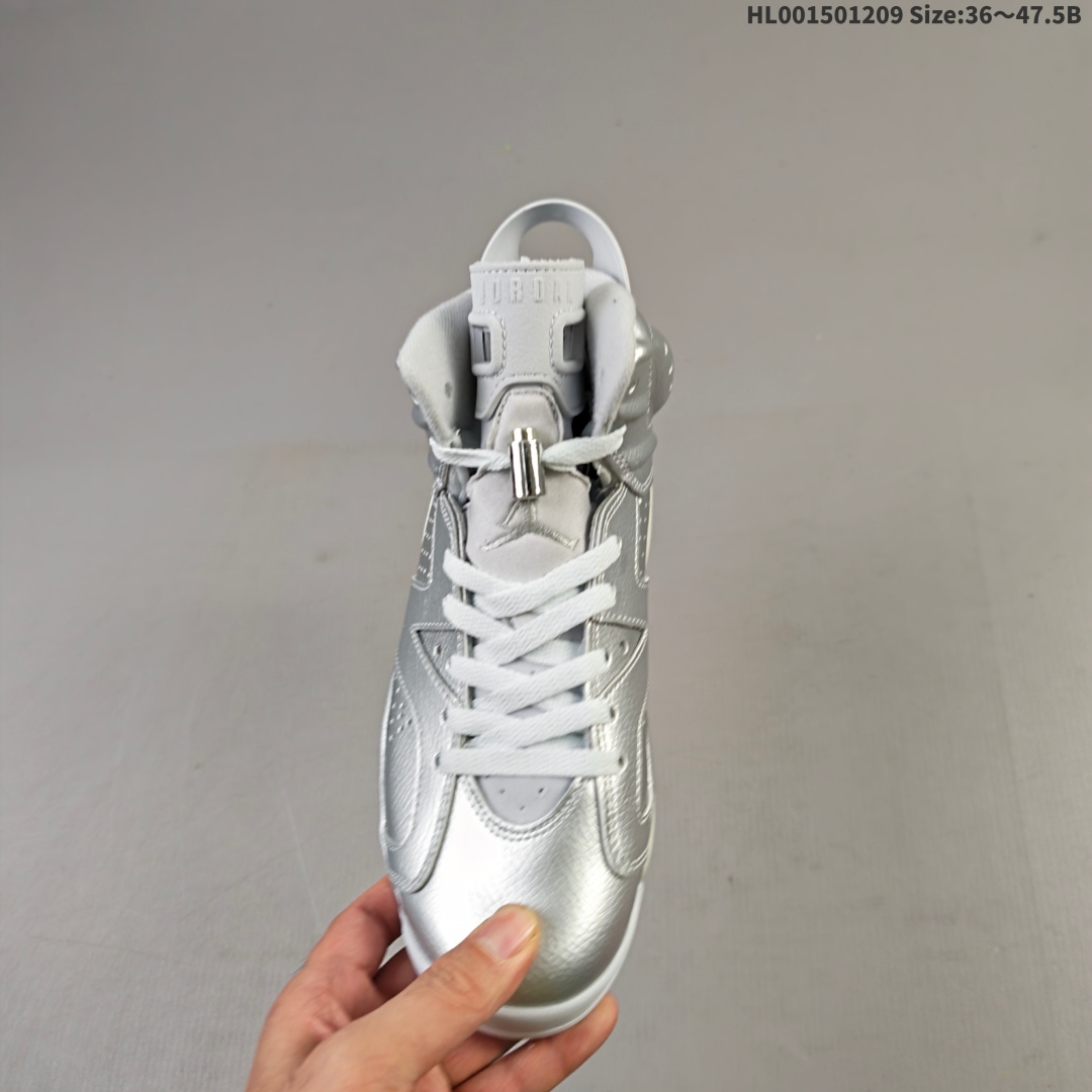 💰220
真标带半码
PSG x Air Jordan 6 Retro "Silver Metallic" 高帮 巴黎圣日耳曼 金属银 AJ6 乔丹6代 aj6 乔6 高邦 联名液态银 乔丹篮球鞋系列 采用甲壳式鞋身的设计，线条十分简洁明快，精巧的造型强化了鞋身的包裏性，鞋舌上创新性添加了的两个方洞，鞋舌上Jumpman Logo采用灰色刺绣呈现，值得一提的是，鞋跟处原本的Jumpman Logo标识被替换为巴黎圣日耳曼专属的埃菲尔铁塔徽章，以此象征飞人品牌与巴黎圣日耳曼在全球范围内深厚且富传奇色彩的合作纽带；鞋身下部则依旧延续了性能不俗的分离式Air Soleh气垫与乳白色半透明橡胶大底，鞋身整体以银色皮革打造，搭配银色皮革框架覆盖层，中底采用银色妆点，最后辅以乳白色透明水晶底及黑色Jumpman Logos进行收尾。
货号：IQ5135-001
尺码：36 36.5 37.5 38 38.5 40 40.5 41 42 42.5 43 44 44.5 45 46 47.5HL001501209 Size:36～47.5B
