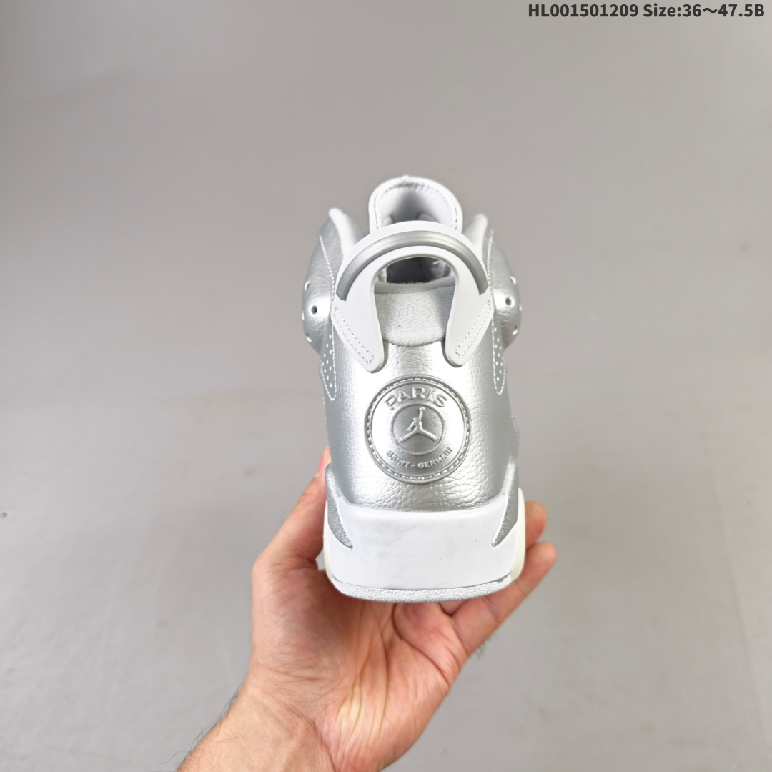 💰220
真标带半码
PSG x Air Jordan 6 Retro "Silver Metallic" 高帮 巴黎圣日耳曼 金属银 AJ6 乔丹6代 aj6 乔6 高邦 联名液态银 乔丹篮球鞋系列 采用甲壳式鞋身的设计，线条十分简洁明快，精巧的造型强化了鞋身的包裏性，鞋舌上创新性添加了的两个方洞，鞋舌上Jumpman Logo采用灰色刺绣呈现，值得一提的是，鞋跟处原本的Jumpman Logo标识被替换为巴黎圣日耳曼专属的埃菲尔铁塔徽章，以此象征飞人品牌与巴黎圣日耳曼在全球范围内深厚且富传奇色彩的合作纽带；鞋身下部则依旧延续了性能不俗的分离式Air Soleh气垫与乳白色半透明橡胶大底，鞋身整体以银色皮革打造，搭配银色皮革框架覆盖层，中底采用银色妆点，最后辅以乳白色透明水晶底及黑色Jumpman Logos进行收尾。
货号：IQ5135-001
尺码：36 36.5 37.5 38 38.5 40 40.5 41 42 42.5 43 44 44.5 45 46 47.5HL001501209 Size:36～47.5B