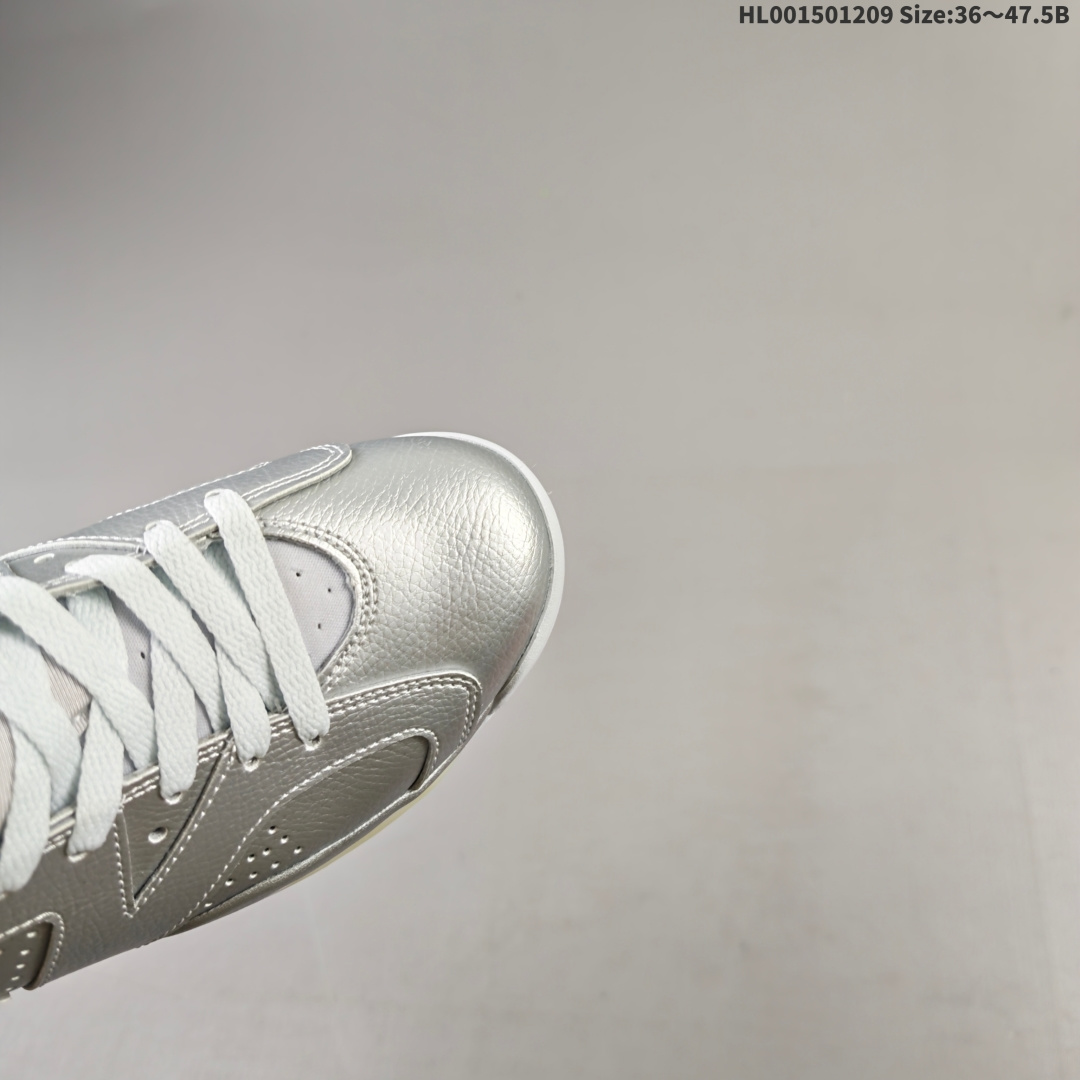 💰220
真标带半码
PSG x Air Jordan 6 Retro "Silver Metallic" 高帮 巴黎圣日耳曼 金属银 AJ6 乔丹6代 aj6 乔6 高邦 联名液态银 乔丹篮球鞋系列 采用甲壳式鞋身的设计，线条十分简洁明快，精巧的造型强化了鞋身的包裏性，鞋舌上创新性添加了的两个方洞，鞋舌上Jumpman Logo采用灰色刺绣呈现，值得一提的是，鞋跟处原本的Jumpman Logo标识被替换为巴黎圣日耳曼专属的埃菲尔铁塔徽章，以此象征飞人品牌与巴黎圣日耳曼在全球范围内深厚且富传奇色彩的合作纽带；鞋身下部则依旧延续了性能不俗的分离式Air Soleh气垫与乳白色半透明橡胶大底，鞋身整体以银色皮革打造，搭配银色皮革框架覆盖层，中底采用银色妆点，最后辅以乳白色透明水晶底及黑色Jumpman Logos进行收尾。
货号：IQ5135-001
尺码：36 36.5 37.5 38 38.5 40 40.5 41 42 42.5 43 44 44.5 45 46 47.5HL001501209 Size:36～47.5B