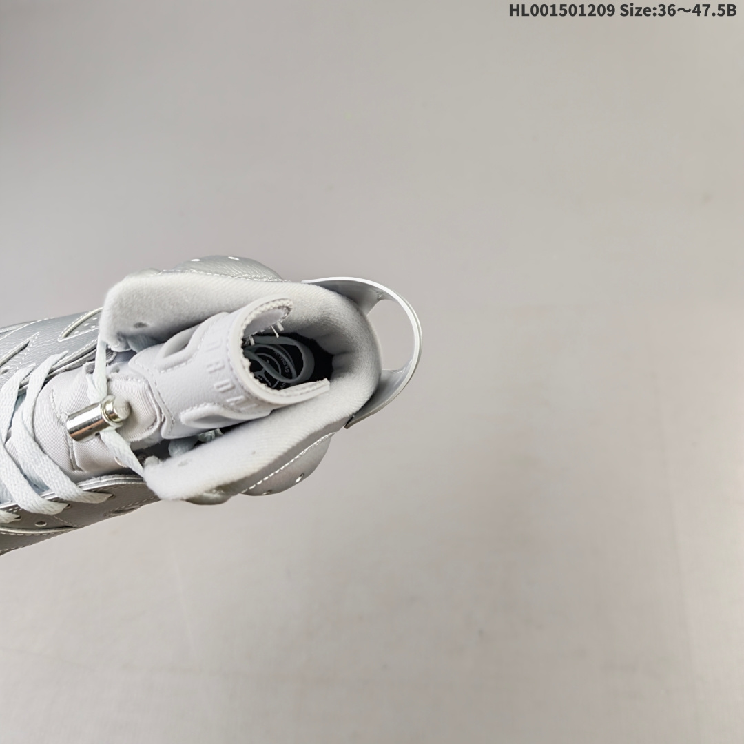 💰220
真标带半码
PSG x Air Jordan 6 Retro "Silver Metallic" 高帮 巴黎圣日耳曼 金属银 AJ6 乔丹6代 aj6 乔6 高邦 联名液态银 乔丹篮球鞋系列 采用甲壳式鞋身的设计，线条十分简洁明快，精巧的造型强化了鞋身的包裏性，鞋舌上创新性添加了的两个方洞，鞋舌上Jumpman Logo采用灰色刺绣呈现，值得一提的是，鞋跟处原本的Jumpman Logo标识被替换为巴黎圣日耳曼专属的埃菲尔铁塔徽章，以此象征飞人品牌与巴黎圣日耳曼在全球范围内深厚且富传奇色彩的合作纽带；鞋身下部则依旧延续了性能不俗的分离式Air Soleh气垫与乳白色半透明橡胶大底，鞋身整体以银色皮革打造，搭配银色皮革框架覆盖层，中底采用银色妆点，最后辅以乳白色透明水晶底及黑色Jumpman Logos进行收尾。
货号：IQ5135-001
尺码：36 36.5 37.5 38 38.5 40 40.5 41 42 42.5 43 44 44.5 45 46 47.5HL001501209 Size:36～47.5B