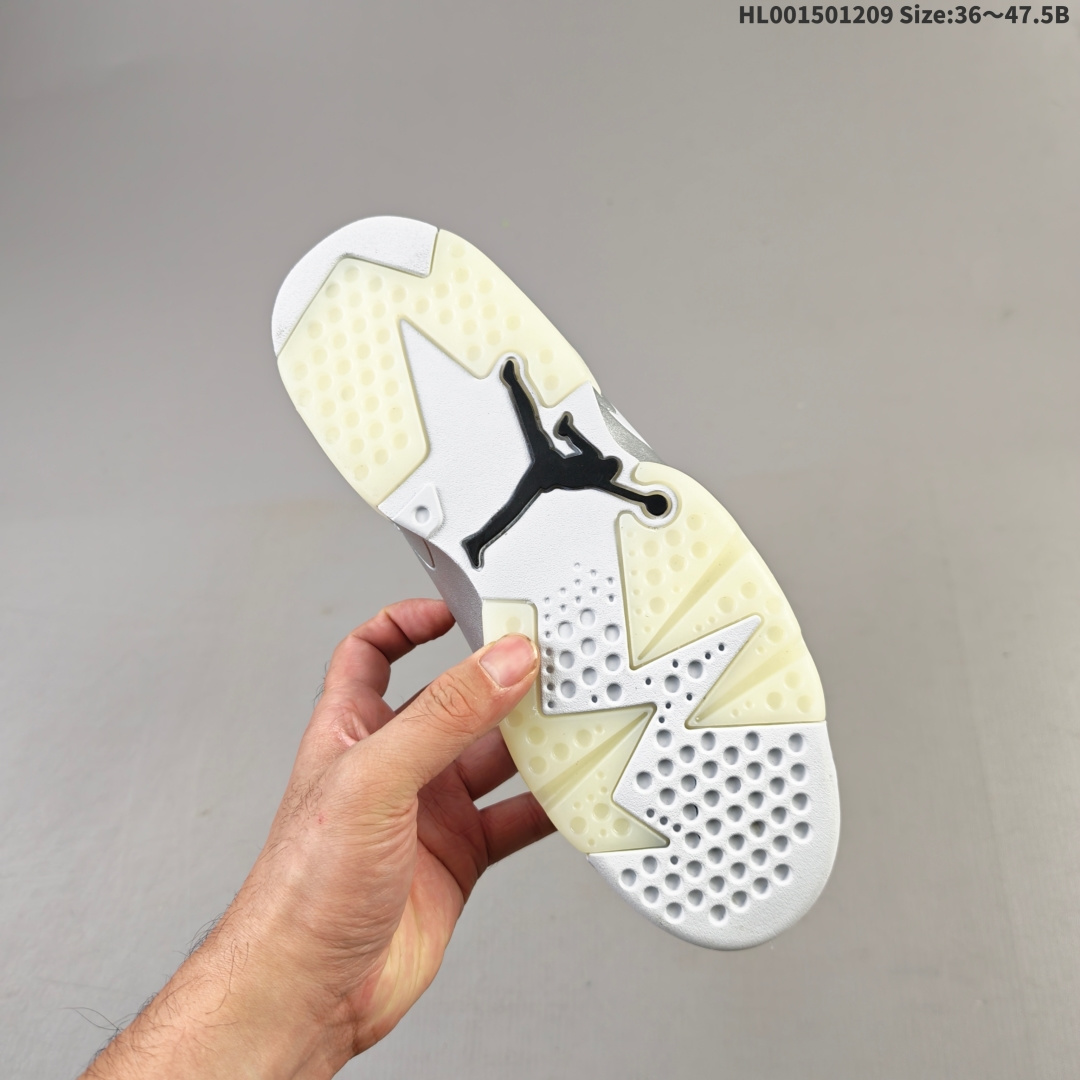 💰220
真标带半码
PSG x Air Jordan 6 Retro "Silver Metallic" 高帮 巴黎圣日耳曼 金属银 AJ6 乔丹6代 aj6 乔6 高邦 联名液态银 乔丹篮球鞋系列 采用甲壳式鞋身的设计，线条十分简洁明快，精巧的造型强化了鞋身的包裏性，鞋舌上创新性添加了的两个方洞，鞋舌上Jumpman Logo采用灰色刺绣呈现，值得一提的是，鞋跟处原本的Jumpman Logo标识被替换为巴黎圣日耳曼专属的埃菲尔铁塔徽章，以此象征飞人品牌与巴黎圣日耳曼在全球范围内深厚且富传奇色彩的合作纽带；鞋身下部则依旧延续了性能不俗的分离式Air Soleh气垫与乳白色半透明橡胶大底，鞋身整体以银色皮革打造，搭配银色皮革框架覆盖层，中底采用银色妆点，最后辅以乳白色透明水晶底及黑色Jumpman Logos进行收尾。
货号：IQ5135-001
尺码：36 36.5 37.5 38 38.5 40 40.5 41 42 42.5 43 44 44.5 45 46 47.5HL001501209 Size:36～47.5B