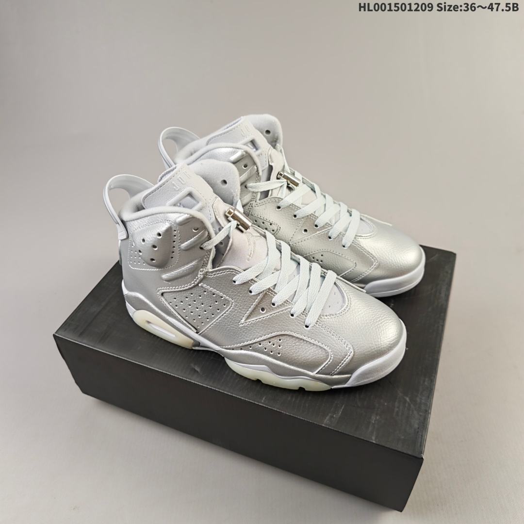 💰220
真标带半码
PSG x Air Jordan 6 Retro "Silver Metallic" 高帮 巴黎圣日耳曼 金属银 AJ6 乔丹6代 aj6 乔6 高邦 联名液态银 乔丹篮球鞋系列 采用甲壳式鞋身的设计，线条十分简洁明快，精巧的造型强化了鞋身的包裏性，鞋舌上创新性添加了的两个方洞，鞋舌上Jumpman Logo采用灰色刺绣呈现，值得一提的是，鞋跟处原本的Jumpman Logo标识被替换为巴黎圣日耳曼专属的埃菲尔铁塔徽章，以此象征飞人品牌与巴黎圣日耳曼在全球范围内深厚且富传奇色彩的合作纽带；鞋身下部则依旧延续了性能不俗的分离式Air Soleh气垫与乳白色半透明橡胶大底，鞋身整体以银色皮革打造，搭配银色皮革框架覆盖层，中底采用银色妆点，最后辅以乳白色透明水晶底及黑色Jumpman Logos进行收尾。
货号：IQ5135-001
尺码：36 36.5 37.5 38 38.5 40 40.5 41 42 42.5 43 44 44.5 45 46 47.5HL001501209 Size:36～47.5B
