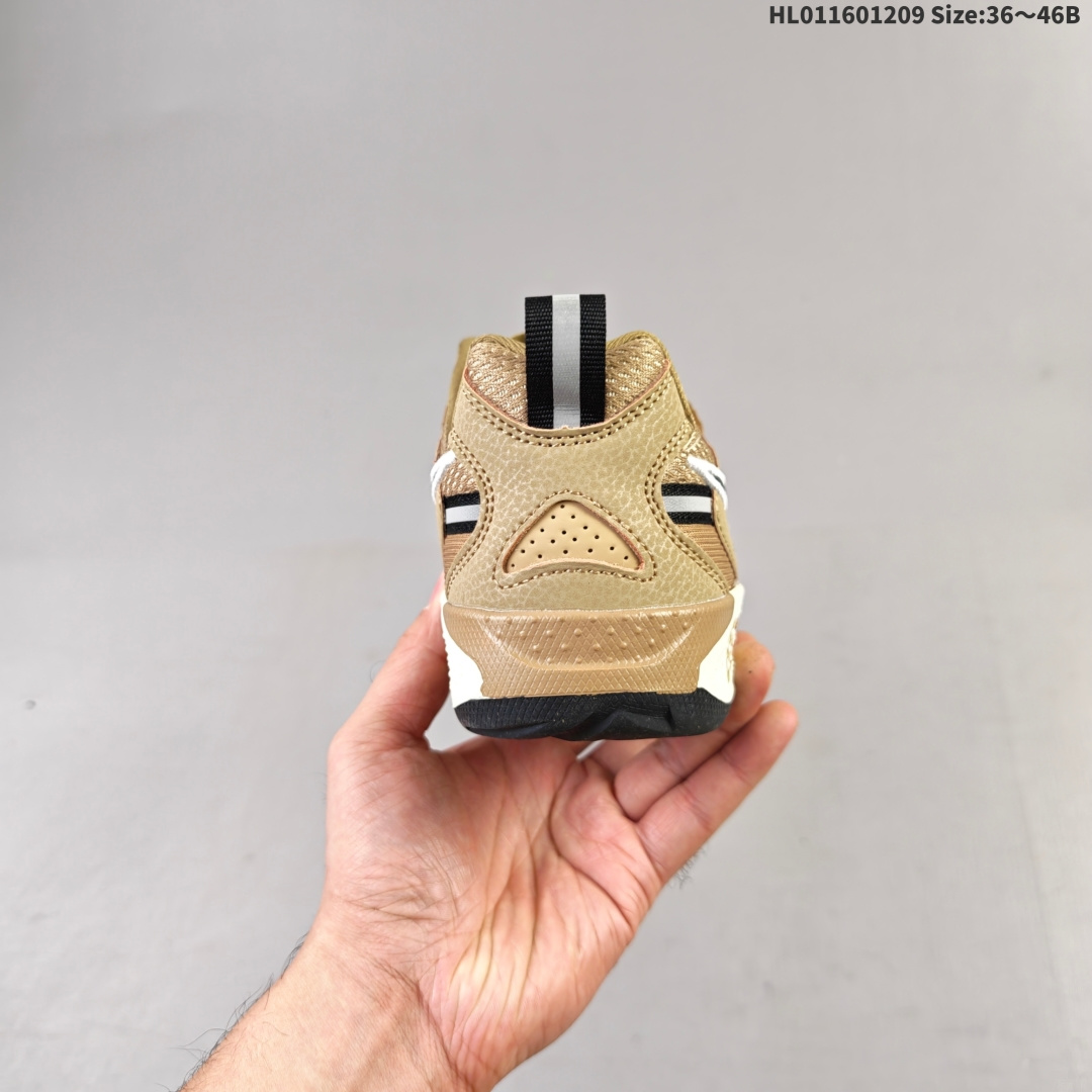 💰230
NIKE JAM 系列舒适时尚防滑耐磨低帮生活休闲鞋 采用鞋面合成皮革与网眼布设计 以便于运动员在霹雳舞运动中的保护和耐穿 中底设计细节采用翻转SWOOSH设计 使得倒立动作时更显帅气 鞋子中的整体结构下降 有助于提供更好的缓震效果 设计语言来与NIKE 2000年跑跑鞋中汲取的材料组合以及设计语言 鞋子在线条处大量采用反光效果
货号:FN0314 200
尺码:35.5 36 36.5 37.5 38 38.5 39 40 40.5 41 42 42.5 43 44 45HL011601209 Size:36～46B