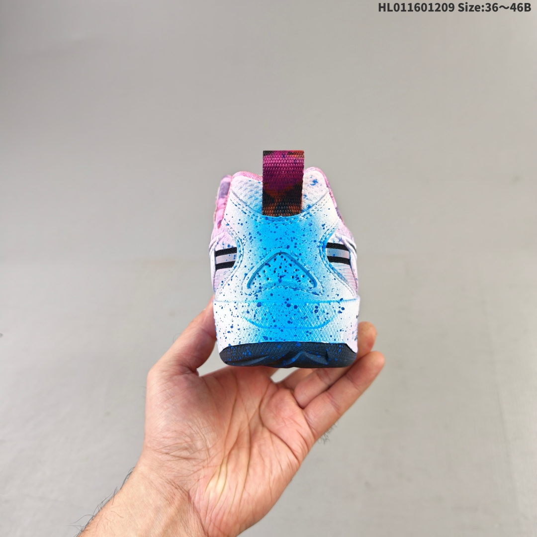 💰230
NIKE JAM 系列舒适时尚防滑耐磨低帮生活休闲鞋 采用鞋面合成皮革与网眼布设计 以便于运动员在霹雳舞运动中的保护和耐穿 中底设计细节采用翻转SWOOSH设计 使得倒立动作时更显帅气 鞋子中的整体结构下降 有助于提供更好的缓震效果 设计语言来与NIKE 2000年跑跑鞋中汲取的材料组合以及设计语言 鞋子在线条处大量采用反光效果
货号:FN0314 200
尺码:35.5 36 36.5 37.5 38 38.5 39 40 40.5 41 42 42.5 43 44 45HL011601209 Size:36～46B