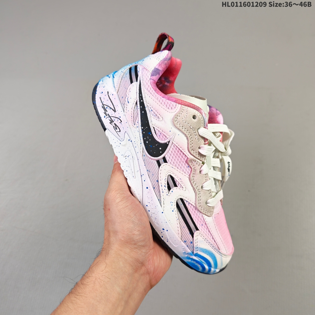 集合💰230
NIKE JAM 系列舒适时尚防滑耐磨低帮生活休闲鞋 采用鞋面合成皮革与网眼布设计 以便于运动员在霹雳舞运动中的保护和耐穿 中底设计细节采用翻转SWOOSH设计 使得倒立动作时更显帅气 鞋子中的整体结构下降 有助于提供更好的缓震效果 设计语言来与NIKE 2000年跑跑鞋中汲取的材料组合以及设计语言 鞋子在线条处大量采用反光效果
货号:FN0314 200
尺码:35.5 36 36.5 37.5 38 38.5 39 40 40.5 41 42 42.5 43 44 45HL011601209 Size:36～46B