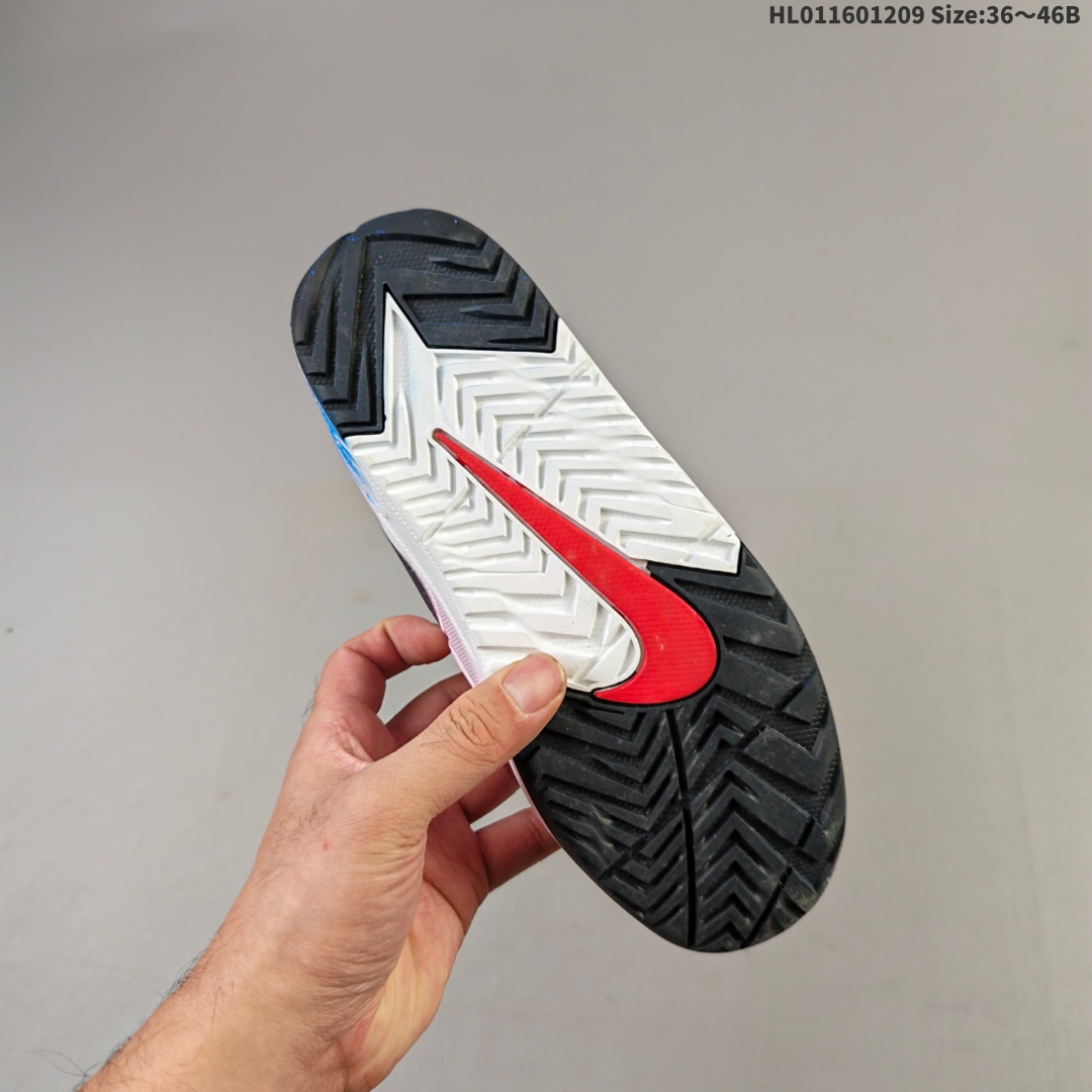 💰230
NIKE JAM 系列舒适时尚防滑耐磨低帮生活休闲鞋 采用鞋面合成皮革与网眼布设计 以便于运动员在霹雳舞运动中的保护和耐穿 中底设计细节采用翻转SWOOSH设计 使得倒立动作时更显帅气 鞋子中的整体结构下降 有助于提供更好的缓震效果 设计语言来与NIKE 2000年跑跑鞋中汲取的材料组合以及设计语言 鞋子在线条处大量采用反光效果
货号:FN0314 200
尺码:35.5 36 36.5 37.5 38 38.5 39 40 40.5 41 42 42.5 43 44 45HL011601209 Size:36～46B