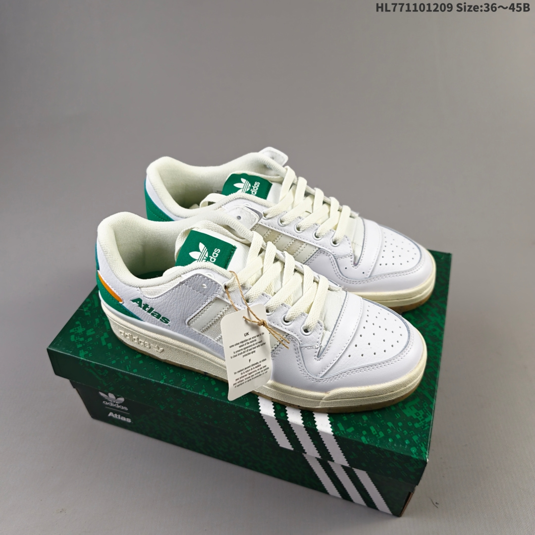集合💰110
Atlas x AD Originals Forum Low 白绿
头层经典潮流低帮休闲鞋 上架实拍
诞生于1984年的经典复古篮球鞋adidas Originals Forum在今年重磅回归 ，中帮的灵巧设计同样备受潮人喜爱  也更适宜春夏季的穿着，全头层皮鞋面，版型、细节完美，原盒原标，专供外贸渠道。
货号：HQ6996HL771101209
