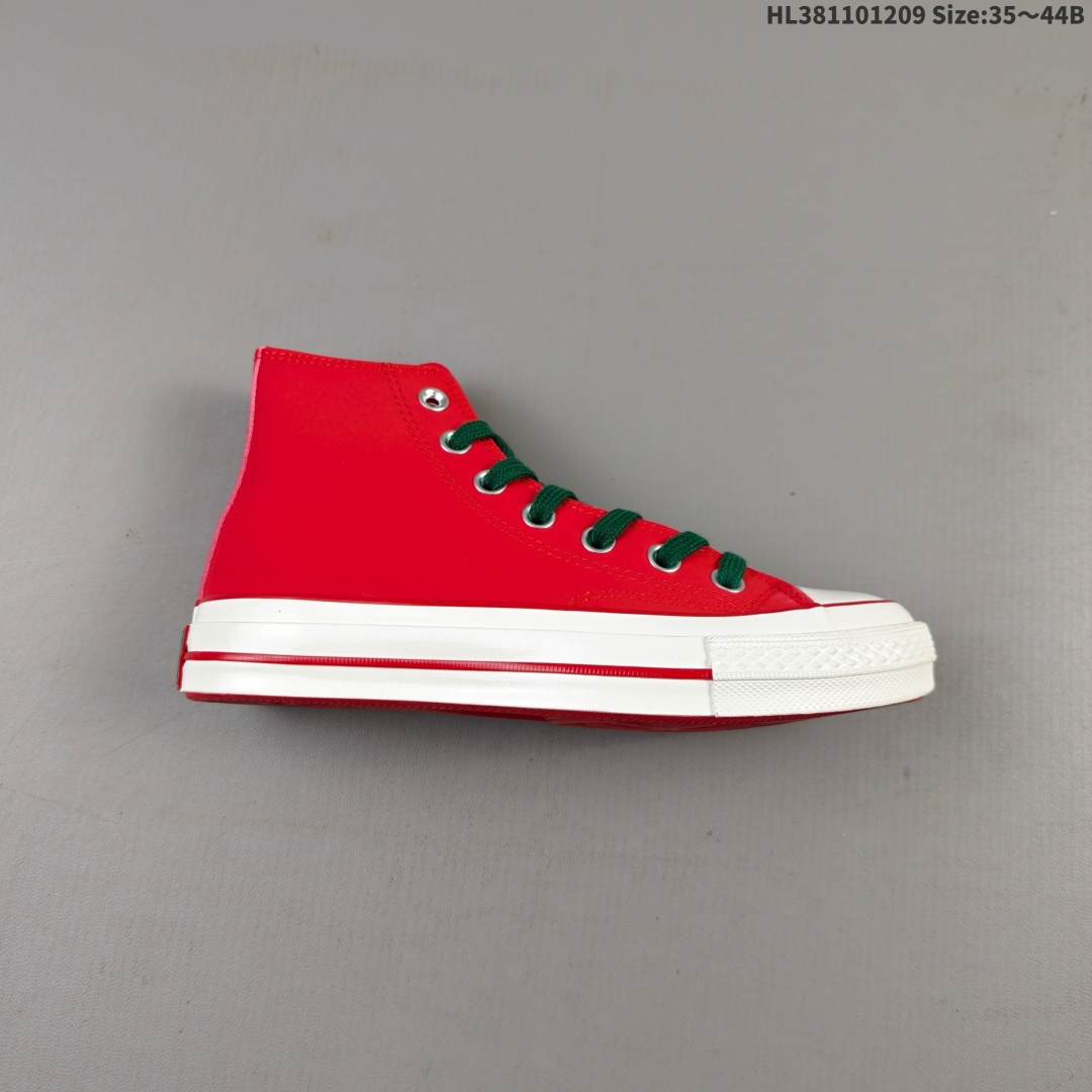 匡威今年的圣诞限定🎄真的很不戳哦 附赠一双绿色鞋带、与红绿logo遥相呼应~细节感拉满🎄🎄🎄🎄🎄 麂皮鞋面搭配正红色 炒鸡吸睛👀 高级红+复古麂皮的王炸组合🍷👢 一整个冬天的穿搭C位,被它稳稳拿捏了! ✅ 颜值炸裂!阳光下一整个高级感暴击❗️ (36.5 37.5 39.5 41.5 42.5)HL381101209 B
