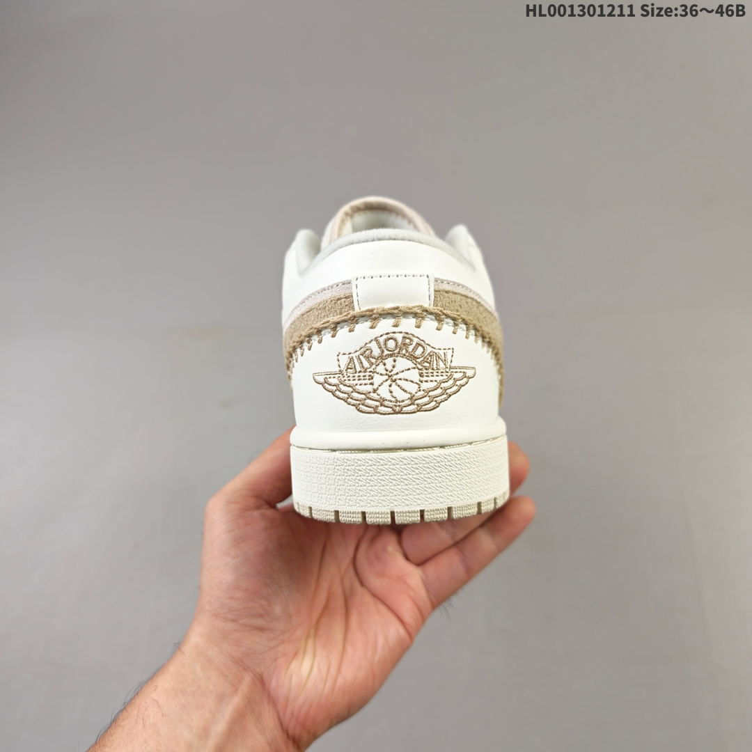 💰190
头层带半码
Air Jordan 1 Low 低帮 奶白棕 AJ1 乔丹1代 aj1 乔1 低邦 米白棕 乔丹篮球鞋系列 鞋款整体以浅棕色麂皮打造，搭配奶白色皮革框架覆盖层，麂皮与皮革拼接设计，简约又不失层次感；鞋身两侧Swoosh Logo采用棕色点缀，鞋舌为毛绒材质呈现并带有棕色Jumpxman Logo，鞋身的缝线设计像是精心勾勒的时尚暗语，把复古质感和甜酷风格缝进每一处细节；后跟Wings Logos也以棕色示人，最后以米白色中底搭配奶白色橡胶外底完善整体设计收尾。
货号：HV4268-120
尺码：36 36.5 37.5 38 38.5 39 40 40.5 41 42 42.5 43 44 44.5 45 46HL001301211 Size:36～46B