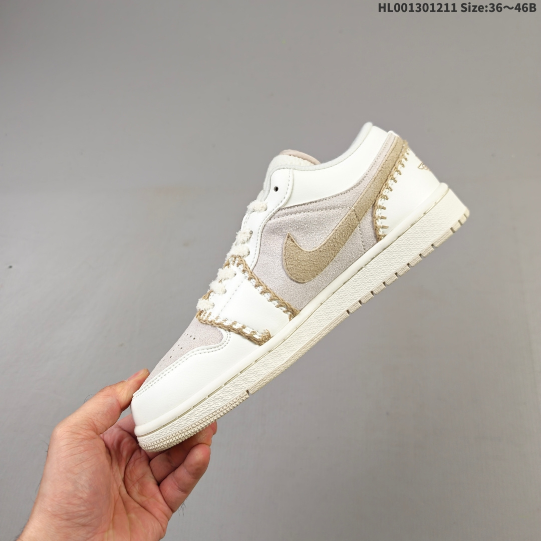 💰190
头层带半码
Air Jordan 1 Low 低帮 奶白棕 AJ1 乔丹1代 aj1 乔1 低邦 米白棕 乔丹篮球鞋系列 鞋款整体以浅棕色麂皮打造，搭配奶白色皮革框架覆盖层，麂皮与皮革拼接设计，简约又不失层次感；鞋身两侧Swoosh Logo采用棕色点缀，鞋舌为毛绒材质呈现并带有棕色Jumpxman Logo，鞋身的缝线设计像是精心勾勒的时尚暗语，把复古质感和甜酷风格缝进每一处细节；后跟Wings Logos也以棕色示人，最后以米白色中底搭配奶白色橡胶外底完善整体设计收尾。
货号：HV4268-120
尺码：36 36.5 37.5 38 38.5 39 40 40.5 41 42 42.5 43 44 44.5 45 46HL001301211 Size:36～46B