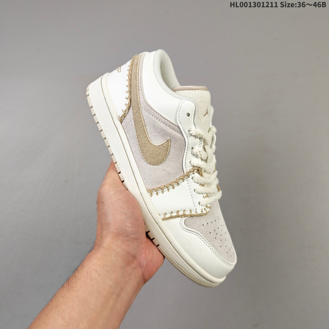 💰190
头层带半码
Air Jordan 1 Low 低帮 奶白棕 AJ1 乔丹1代 aj1 乔1 低邦 米白棕 乔丹篮球鞋系列 鞋款整体以浅棕色麂皮打造，搭配奶白色皮革框架覆盖层，麂皮与皮革拼接设计，简约又不失层次感；鞋身两侧Swoosh Logo采用棕色点缀，鞋舌为毛绒材质呈现并带有棕色Jumpxman Logo，鞋身的缝线设计像是精心勾勒的时尚暗语，把复古质感和甜酷风格缝进每一处细节；后跟Wings Logos也以棕色示人，最后以米白色中底搭配奶白色橡胶外底完善整体设计收尾。
货号：HV4268-120
尺码：36 36.5 37.5 38 38.5 39 40 40.5 41 42 42.5 43 44 44.5 45 46HL001301211 Size:36～46B