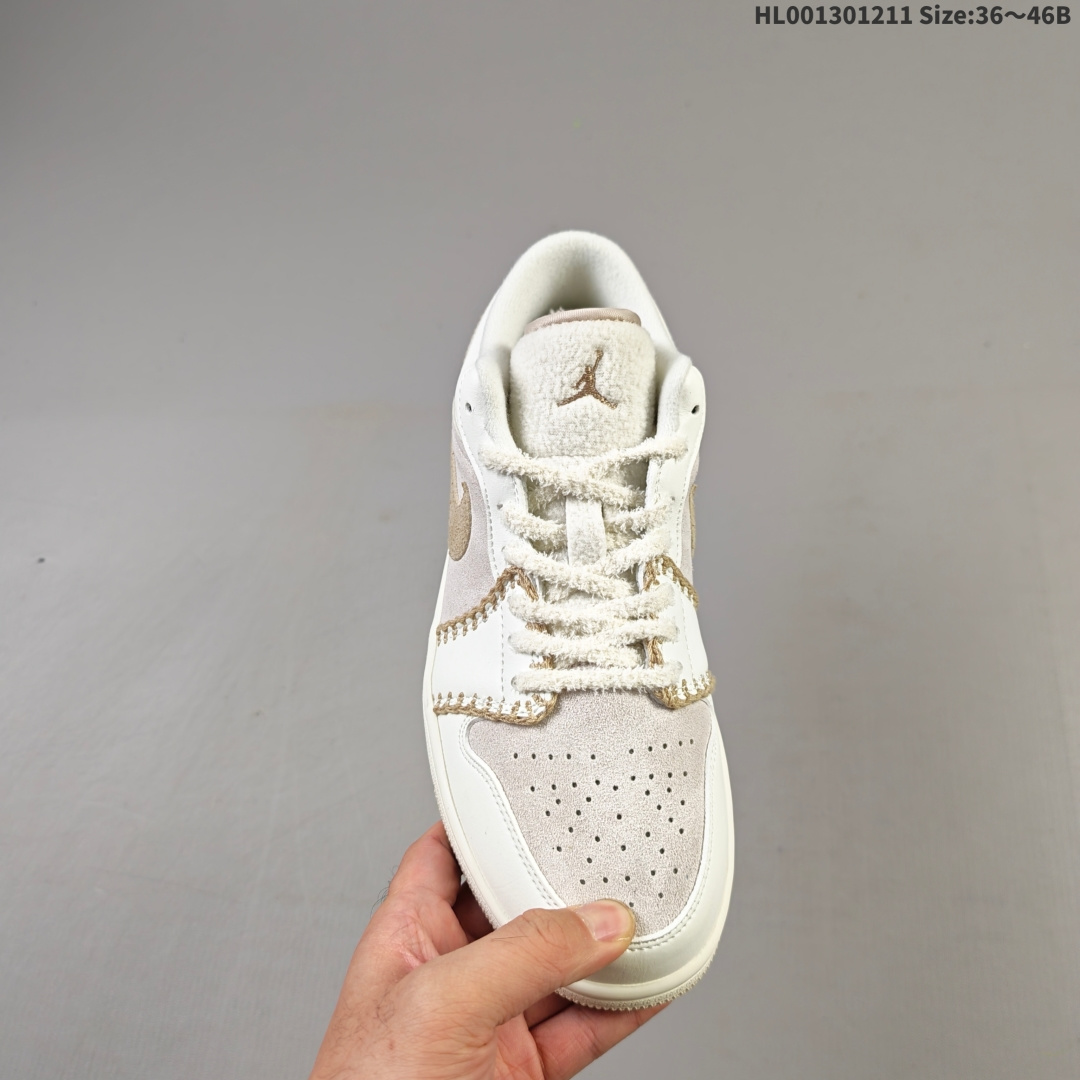 💰190
头层带半码
Air Jordan 1 Low 低帮 奶白棕 AJ1 乔丹1代 aj1 乔1 低邦 米白棕 乔丹篮球鞋系列 鞋款整体以浅棕色麂皮打造，搭配奶白色皮革框架覆盖层，麂皮与皮革拼接设计，简约又不失层次感；鞋身两侧Swoosh Logo采用棕色点缀，鞋舌为毛绒材质呈现并带有棕色Jumpxman Logo，鞋身的缝线设计像是精心勾勒的时尚暗语，把复古质感和甜酷风格缝进每一处细节；后跟Wings Logos也以棕色示人，最后以米白色中底搭配奶白色橡胶外底完善整体设计收尾。
货号：HV4268-120
尺码：36 36.5 37.5 38 38.5 39 40 40.5 41 42 42.5 43 44 44.5 45 46HL001301211 Size:36～46B