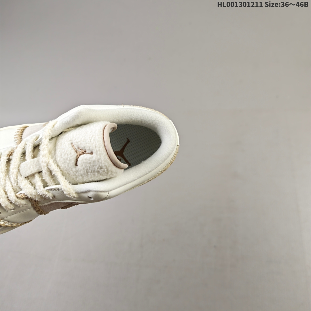 💰190
头层带半码
Air Jordan 1 Low 低帮 奶白棕 AJ1 乔丹1代 aj1 乔1 低邦 米白棕 乔丹篮球鞋系列 鞋款整体以浅棕色麂皮打造，搭配奶白色皮革框架覆盖层，麂皮与皮革拼接设计，简约又不失层次感；鞋身两侧Swoosh Logo采用棕色点缀，鞋舌为毛绒材质呈现并带有棕色Jumpxman Logo，鞋身的缝线设计像是精心勾勒的时尚暗语，把复古质感和甜酷风格缝进每一处细节；后跟Wings Logos也以棕色示人，最后以米白色中底搭配奶白色橡胶外底完善整体设计收尾。
货号：HV4268-120
尺码：36 36.5 37.5 38 38.5 39 40 40.5 41 42 42.5 43 44 44.5 45 46HL001301211 Size:36～46B