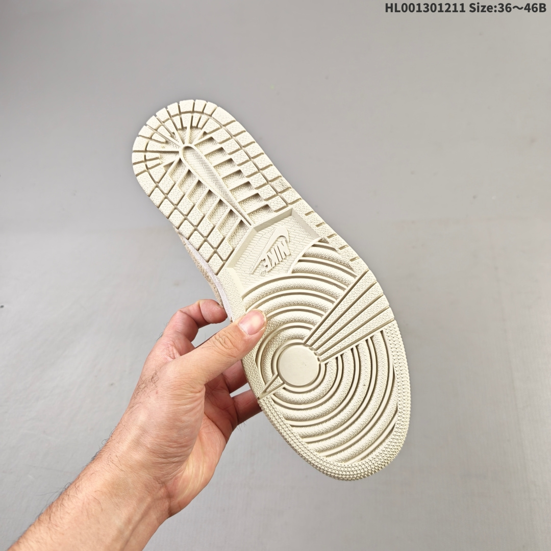 💰190
头层带半码
Air Jordan 1 Low 低帮 奶白棕 AJ1 乔丹1代 aj1 乔1 低邦 米白棕 乔丹篮球鞋系列 鞋款整体以浅棕色麂皮打造，搭配奶白色皮革框架覆盖层，麂皮与皮革拼接设计，简约又不失层次感；鞋身两侧Swoosh Logo采用棕色点缀，鞋舌为毛绒材质呈现并带有棕色Jumpxman Logo，鞋身的缝线设计像是精心勾勒的时尚暗语，把复古质感和甜酷风格缝进每一处细节；后跟Wings Logos也以棕色示人，最后以米白色中底搭配奶白色橡胶外底完善整体设计收尾。
货号：HV4268-120
尺码：36 36.5 37.5 38 38.5 39 40 40.5 41 42 42.5 43 44 44.5 45 46HL001301211 Size:36～46B