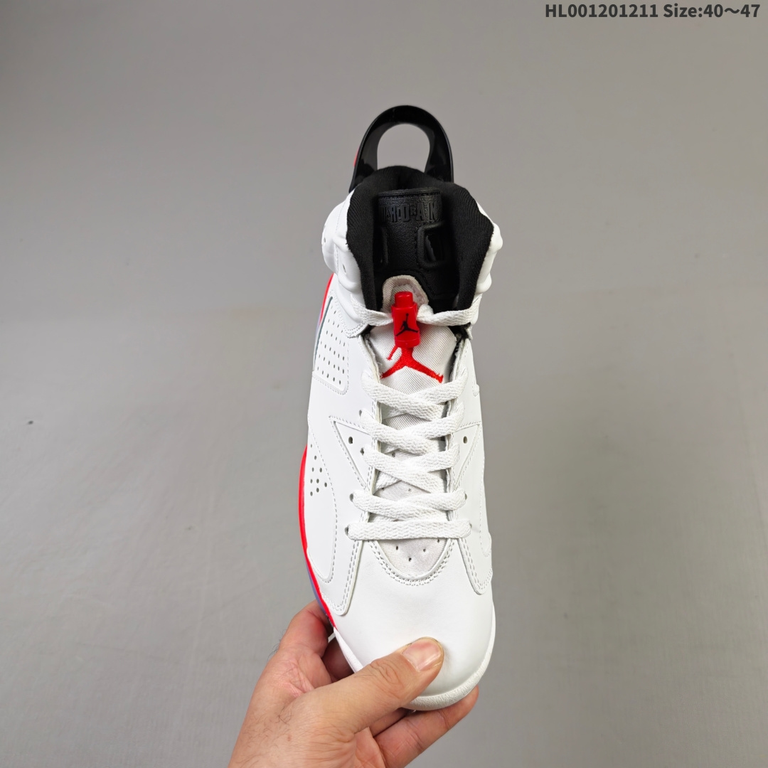 💰180
Air Jordan 6 Retro "Infrared White" 高帮 樱木白红色 AJ6 乔丹6代 aj6 乔6 高邦 红外线 乔丹篮球鞋系列 作为乔丹的第六双签名鞋，由于其冠军战靴的身份的加持，一直在鞋圈有着很高的人气。鞋身白色皮革打造，搭配白色磨砂框架覆盖层，辅以红色细节，低调而不失质感。鞋舌位置的Jumpman Logo以红色刺绣点缀，中底同样出现红色勾勒，后跟提环位置黑红元素十分醒目，后跟Jumpmann Logo及Air采用白色刺绣呈现，外底采用白色橡胶搭配冰蓝水晶底的造型呈现。时隔7年，Air Jordban 6以高帮鞋型的重出江湖，让人十分期待。外底采用橡胶搭配水晶大底的造型呈现并带有红色Jumpman Logo完善整体设计收尾。
货号：384664-123
尺码：40 41 42 43 44 45 46 47HL001201211 Size:40～47