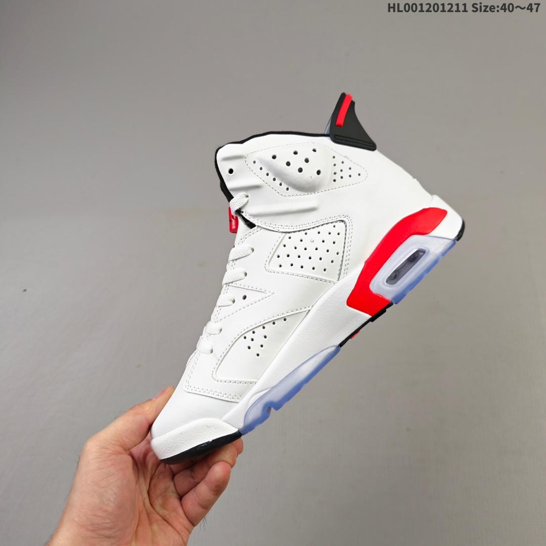 💰180
Air Jordan 6 Retro "Infrared White" 高帮 樱木白红色 AJ6 乔丹6代 aj6 乔6 高邦 红外线 乔丹篮球鞋系列 作为乔丹的第六双签名鞋，由于其冠军战靴的身份的加持，一直在鞋圈有着很高的人气。鞋身白色皮革打造，搭配白色磨砂框架覆盖层，辅以红色细节，低调而不失质感。鞋舌位置的Jumpman Logo以红色刺绣点缀，中底同样出现红色勾勒，后跟提环位置黑红元素十分醒目，后跟Jumpmann Logo及Air采用白色刺绣呈现，外底采用白色橡胶搭配冰蓝水晶底的造型呈现。时隔7年，Air Jordban 6以高帮鞋型的重出江湖，让人十分期待。外底采用橡胶搭配水晶大底的造型呈现并带有红色Jumpman Logo完善整体设计收尾。
货号：384664-123
尺码：40 41 42 43 44 45 46 47HL001201211 Size:40～47