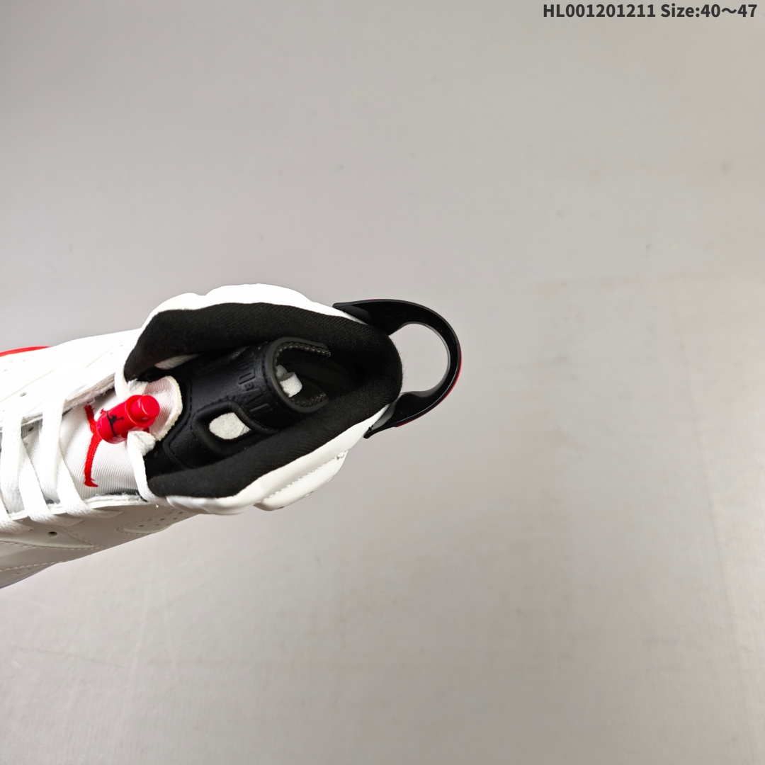 💰180
Air Jordan 6 Retro "Infrared White" 高帮 樱木白红色 AJ6 乔丹6代 aj6 乔6 高邦 红外线 乔丹篮球鞋系列 作为乔丹的第六双签名鞋，由于其冠军战靴的身份的加持，一直在鞋圈有着很高的人气。鞋身白色皮革打造，搭配白色磨砂框架覆盖层，辅以红色细节，低调而不失质感。鞋舌位置的Jumpman Logo以红色刺绣点缀，中底同样出现红色勾勒，后跟提环位置黑红元素十分醒目，后跟Jumpmann Logo及Air采用白色刺绣呈现，外底采用白色橡胶搭配冰蓝水晶底的造型呈现。时隔7年，Air Jordban 6以高帮鞋型的重出江湖，让人十分期待。外底采用橡胶搭配水晶大底的造型呈现并带有红色Jumpman Logo完善整体设计收尾。
货号：384664-123
尺码：40 41 42 43 44 45 46 47HL001201211 Size:40～47