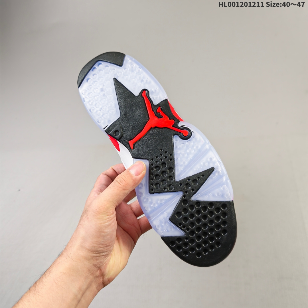 💰180
Air Jordan 6 Retro "Infrared White" 高帮 樱木白红色 AJ6 乔丹6代 aj6 乔6 高邦 红外线 乔丹篮球鞋系列 作为乔丹的第六双签名鞋，由于其冠军战靴的身份的加持，一直在鞋圈有着很高的人气。鞋身白色皮革打造，搭配白色磨砂框架覆盖层，辅以红色细节，低调而不失质感。鞋舌位置的Jumpman Logo以红色刺绣点缀，中底同样出现红色勾勒，后跟提环位置黑红元素十分醒目，后跟Jumpmann Logo及Air采用白色刺绣呈现，外底采用白色橡胶搭配冰蓝水晶底的造型呈现。时隔7年，Air Jordban 6以高帮鞋型的重出江湖，让人十分期待。外底采用橡胶搭配水晶大底的造型呈现并带有红色Jumpman Logo完善整体设计收尾。
货号：384664-123
尺码：40 41 42 43 44 45 46 47HL001201211 Size:40～47