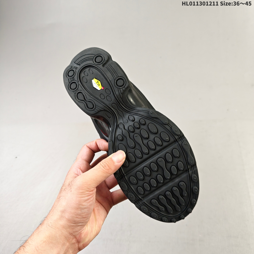 💰190
耐克 Nike Air Max Plus TN Ultra  复刻版 科技复古耐克TN经典的Air Max Plus被很多跑鞋爱好者们所熟知，作为Nike历史上的高科技跑鞋之一，它的回归着实让很多老鞋迷找回了曾经的记忆 
编码：HL011301211 Size:36～45