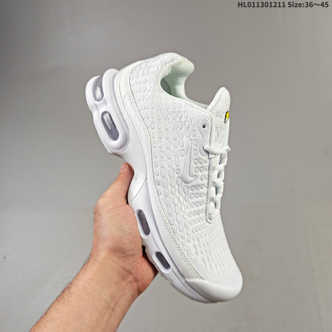 集合💰190
耐克 Nike Air Max Plus TN Ultra  复刻版 科技复古耐克TN经典的Air Max Plus被很多跑鞋爱好者们所熟知，作为Nike历史上的高科技跑鞋之一，它的回归着实让很多老鞋迷找回了曾经的记忆 
编码：HL011301211 Size:36～45