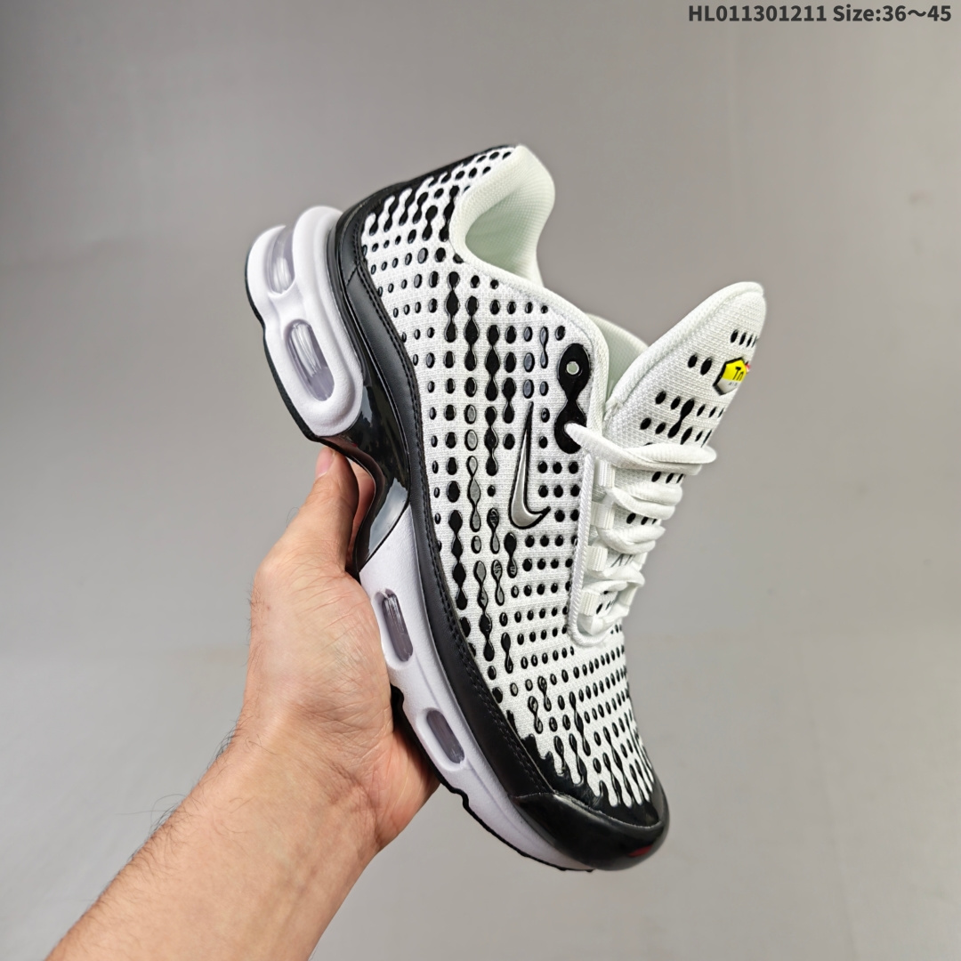 集合💰190
耐克 Nike Air Max Plus TN Ultra  复刻版 科技复古耐克TN经典的Air Max Plus被很多跑鞋爱好者们所熟知，作为Nike历史上的高科技跑鞋之一，它的回归着实让很多老鞋迷找回了曾经的记忆 
编码：HL011301211 Size:36～45