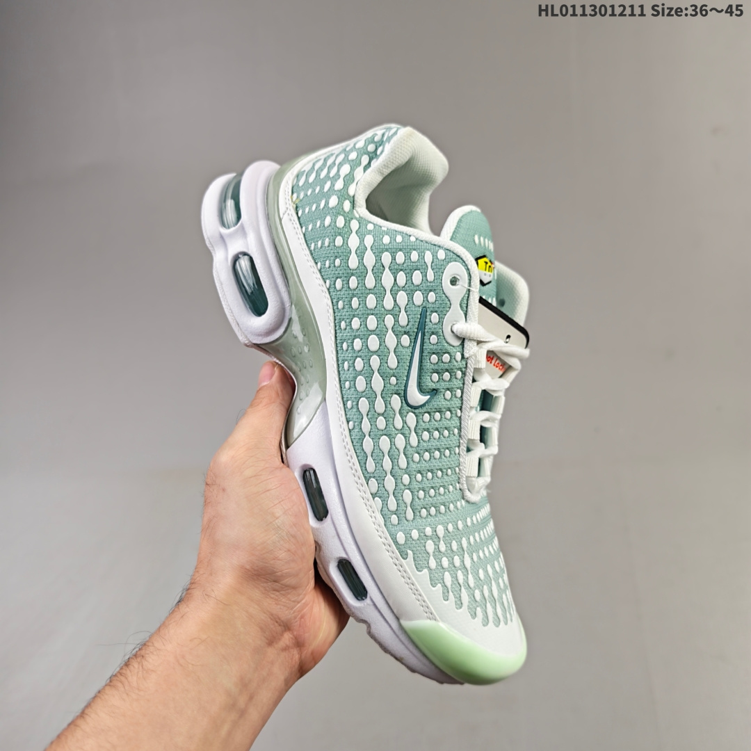 集合💰190
耐克 Nike Air Max Plus TN Ultra  复刻版 科技复古耐克TN经典的Air Max Plus被很多跑鞋爱好者们所熟知，作为Nike历史上的高科技跑鞋之一，它的回归着实让很多老鞋迷找回了曾经的记忆 
编码：HL011301211 Size:36～45