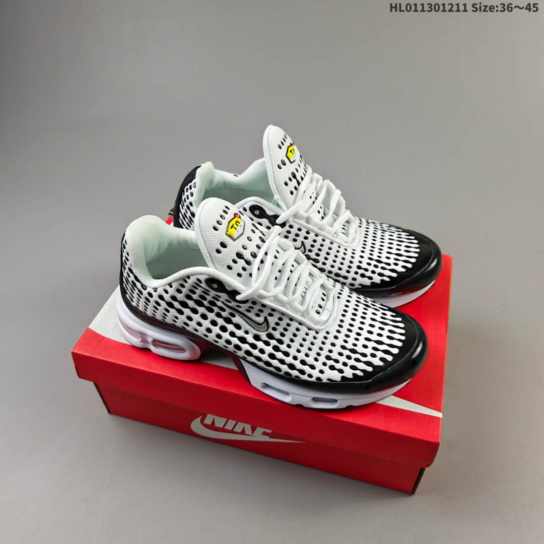 集合💰190
耐克 Nike Air Max Plus TN Ultra  复刻版 科技复古耐克TN经典的Air Max Plus被很多跑鞋爱好者们所熟知，作为Nike历史上的高科技跑鞋之一，它的回归着实让很多老鞋迷找回了曾经的记忆 
编码：HL011301211 Size:36～45