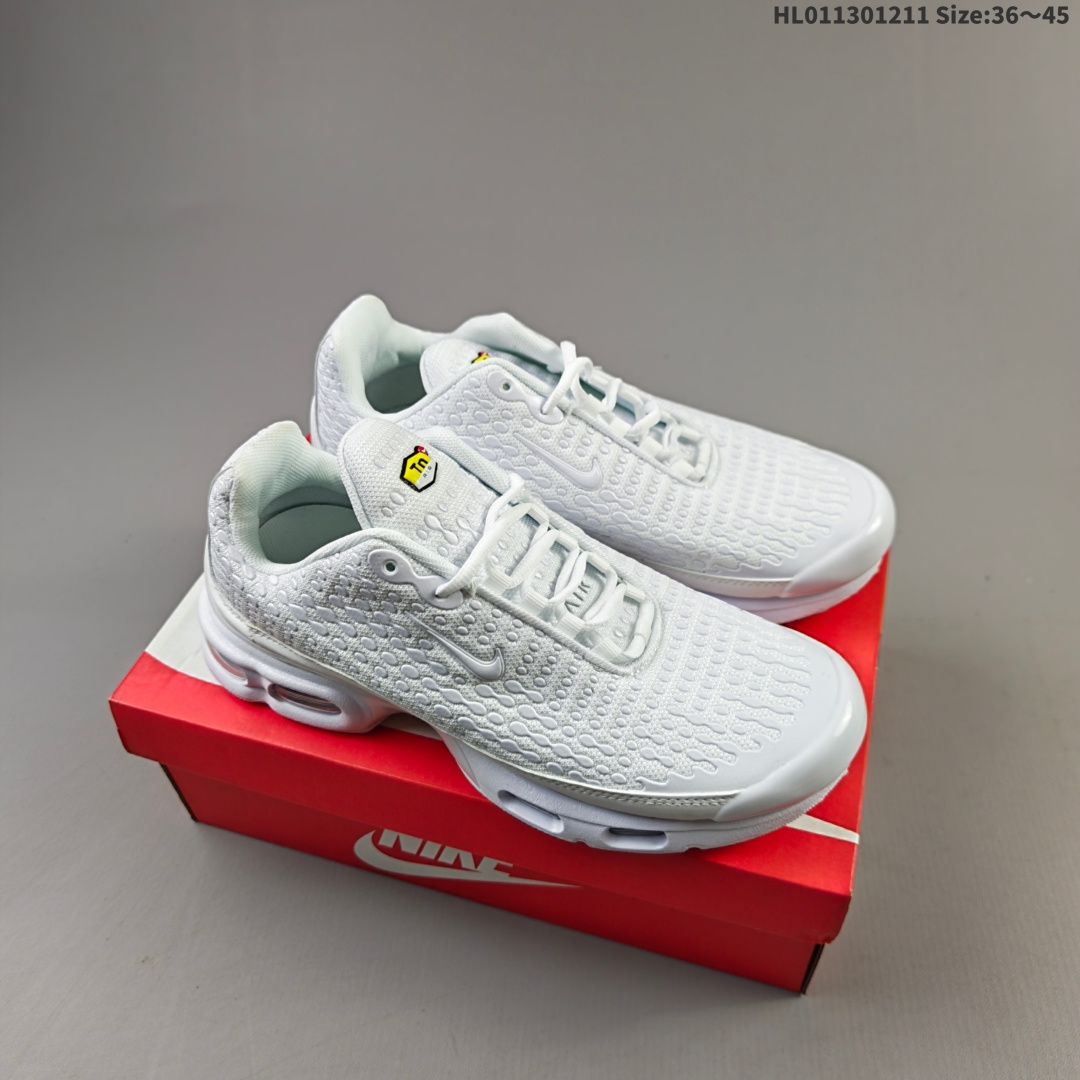 集合💰190
耐克 Nike Air Max Plus TN Ultra  复刻版 科技复古耐克TN经典的Air Max Plus被很多跑鞋爱好者们所熟知，作为Nike历史上的高科技跑鞋之一，它的回归着实让很多老鞋迷找回了曾经的记忆 
编码：HL011301211 Size:36～45