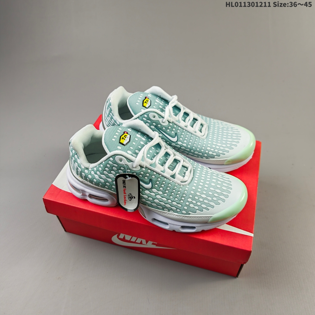 集合💰190
耐克 Nike Air Max Plus TN Ultra  复刻版 科技复古耐克TN经典的Air Max Plus被很多跑鞋爱好者们所熟知，作为Nike历史上的高科技跑鞋之一，它的回归着实让很多老鞋迷找回了曾经的记忆 
编码：HL011301211 Size:36～45