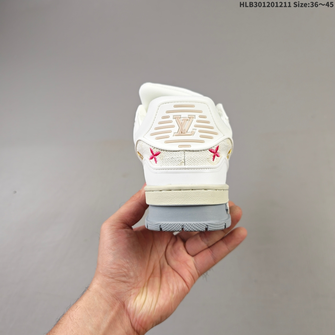 💰180
路易威登 Louis Vuitton LV路易威登板鞋 时尚运动鞋潮厚底增高男女鞋。舒适防滑底和百搭性霸屏整个时尚娱乐圈，细节调整完美主义！采用柔软皮革拼接鞋面，独家开模大底， 侧边采用3D打印标志性Logo 尽显贵族时尚气息，配带正品全套包装。全新LV路易威登Louis vuitton Trainer Sneaker Low 休闲运动文化百搭板鞋。 
编码：HLB301201211 Size:36～45