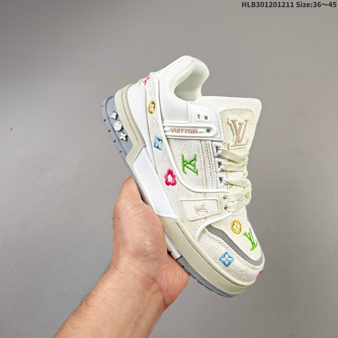 💰180
路易威登 Louis Vuitton LV路易威登板鞋 时尚运动鞋潮厚底增高男女鞋。舒适防滑底和百搭性霸屏整个时尚娱乐圈，细节调整完美主义！采用柔软皮革拼接鞋面，独家开模大底， 侧边采用3D打印标志性Logo 尽显贵族时尚气息，配带正品全套包装。全新LV路易威登Louis vuitton Trainer Sneaker Low 休闲运动文化百搭板鞋。 
编码：HLB301201211 Size:36～45