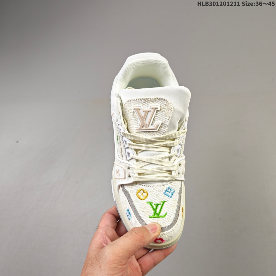 💰180
路易威登 Louis Vuitton LV路易威登板鞋 时尚运动鞋潮厚底增高男女鞋。舒适防滑底和百搭性霸屏整个时尚娱乐圈，细节调整完美主义！采用柔软皮革拼接鞋面，独家开模大底， 侧边采用3D打印标志性Logo 尽显贵族时尚气息，配带正品全套包装。全新LV路易威登Louis vuitton Trainer Sneaker Low 休闲运动文化百搭板鞋。 
编码：HLB301201211 Size:36～45