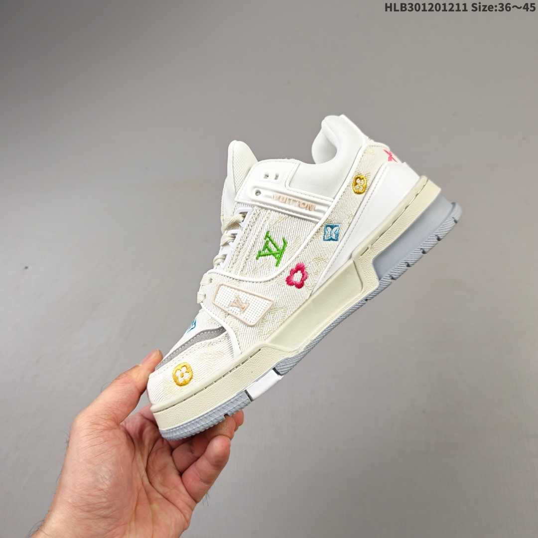 💰180
路易威登 Louis Vuitton LV路易威登板鞋 时尚运动鞋潮厚底增高男女鞋。舒适防滑底和百搭性霸屏整个时尚娱乐圈，细节调整完美主义！采用柔软皮革拼接鞋面，独家开模大底， 侧边采用3D打印标志性Logo 尽显贵族时尚气息，配带正品全套包装。全新LV路易威登Louis vuitton Trainer Sneaker Low 休闲运动文化百搭板鞋。 
编码：HLB301201211 Size:36～45