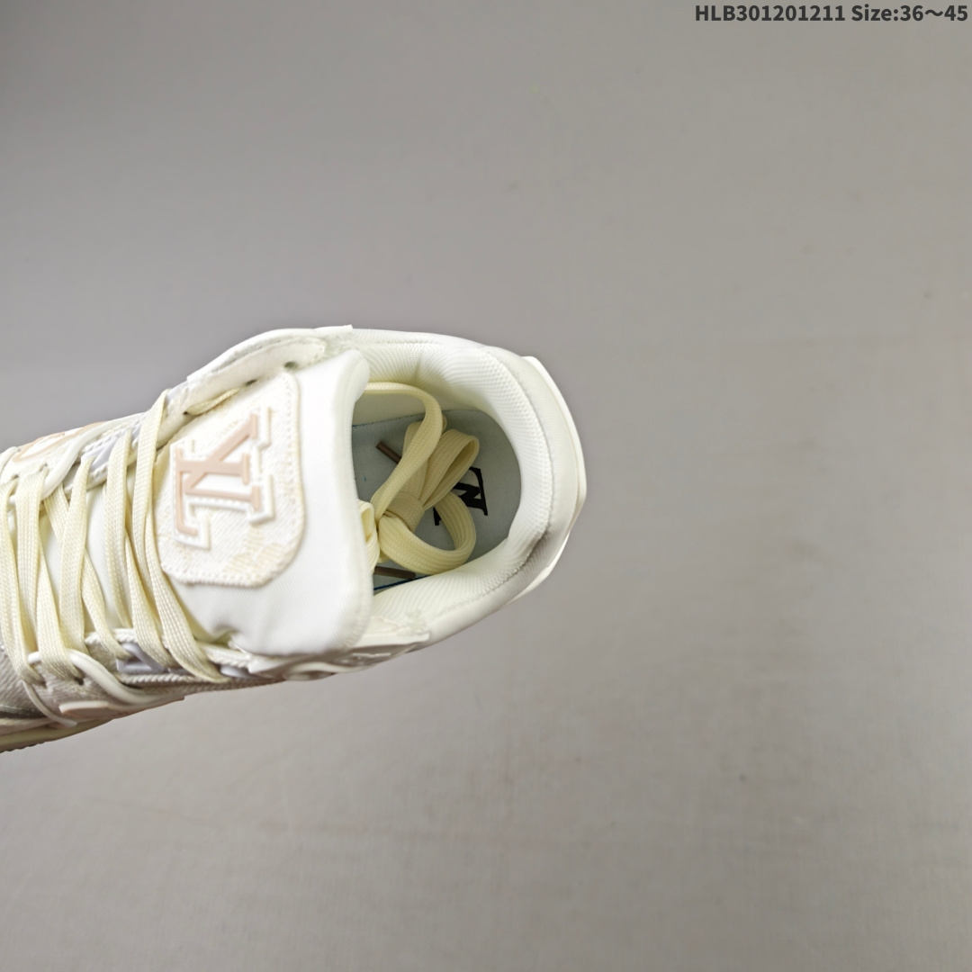 💰180
路易威登 Louis Vuitton LV路易威登板鞋 时尚运动鞋潮厚底增高男女鞋。舒适防滑底和百搭性霸屏整个时尚娱乐圈，细节调整完美主义！采用柔软皮革拼接鞋面，独家开模大底， 侧边采用3D打印标志性Logo 尽显贵族时尚气息，配带正品全套包装。全新LV路易威登Louis vuitton Trainer Sneaker Low 休闲运动文化百搭板鞋。 
编码：HLB301201211 Size:36～45