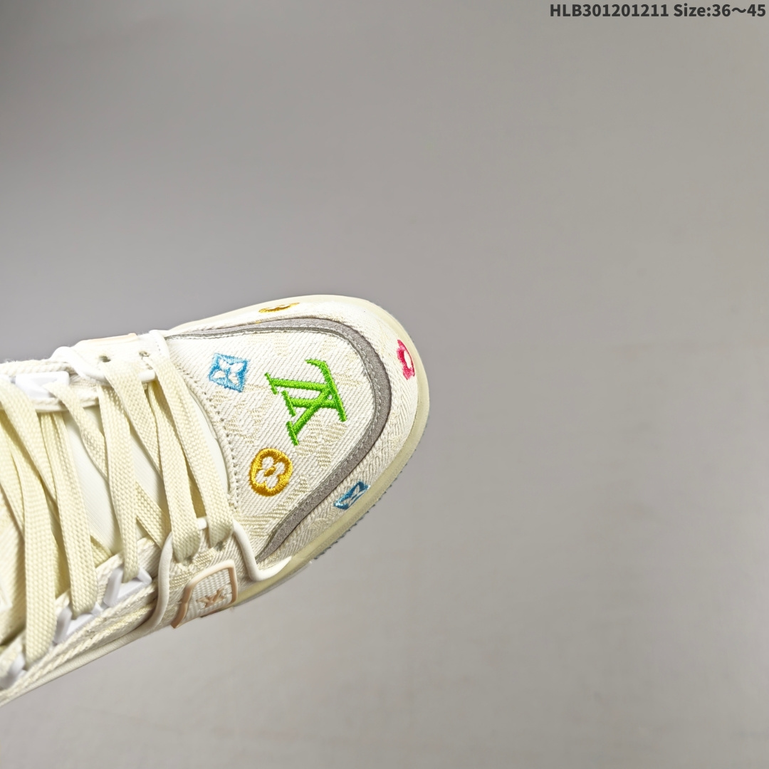 💰180
路易威登 Louis Vuitton LV路易威登板鞋 时尚运动鞋潮厚底增高男女鞋。舒适防滑底和百搭性霸屏整个时尚娱乐圈，细节调整完美主义！采用柔软皮革拼接鞋面，独家开模大底， 侧边采用3D打印标志性Logo 尽显贵族时尚气息，配带正品全套包装。全新LV路易威登Louis vuitton Trainer Sneaker Low 休闲运动文化百搭板鞋。 
编码：HLB301201211 Size:36～45