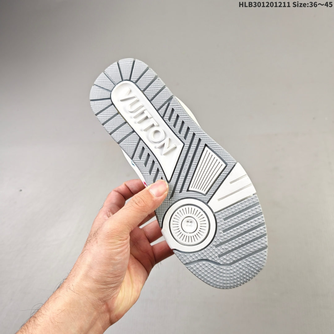 💰180
路易威登 Louis Vuitton LV路易威登板鞋 时尚运动鞋潮厚底增高男女鞋。舒适防滑底和百搭性霸屏整个时尚娱乐圈，细节调整完美主义！采用柔软皮革拼接鞋面，独家开模大底， 侧边采用3D打印标志性Logo 尽显贵族时尚气息，配带正品全套包装。全新LV路易威登Louis vuitton Trainer Sneaker Low 休闲运动文化百搭板鞋。 
编码：HLB301201211 Size:36～45